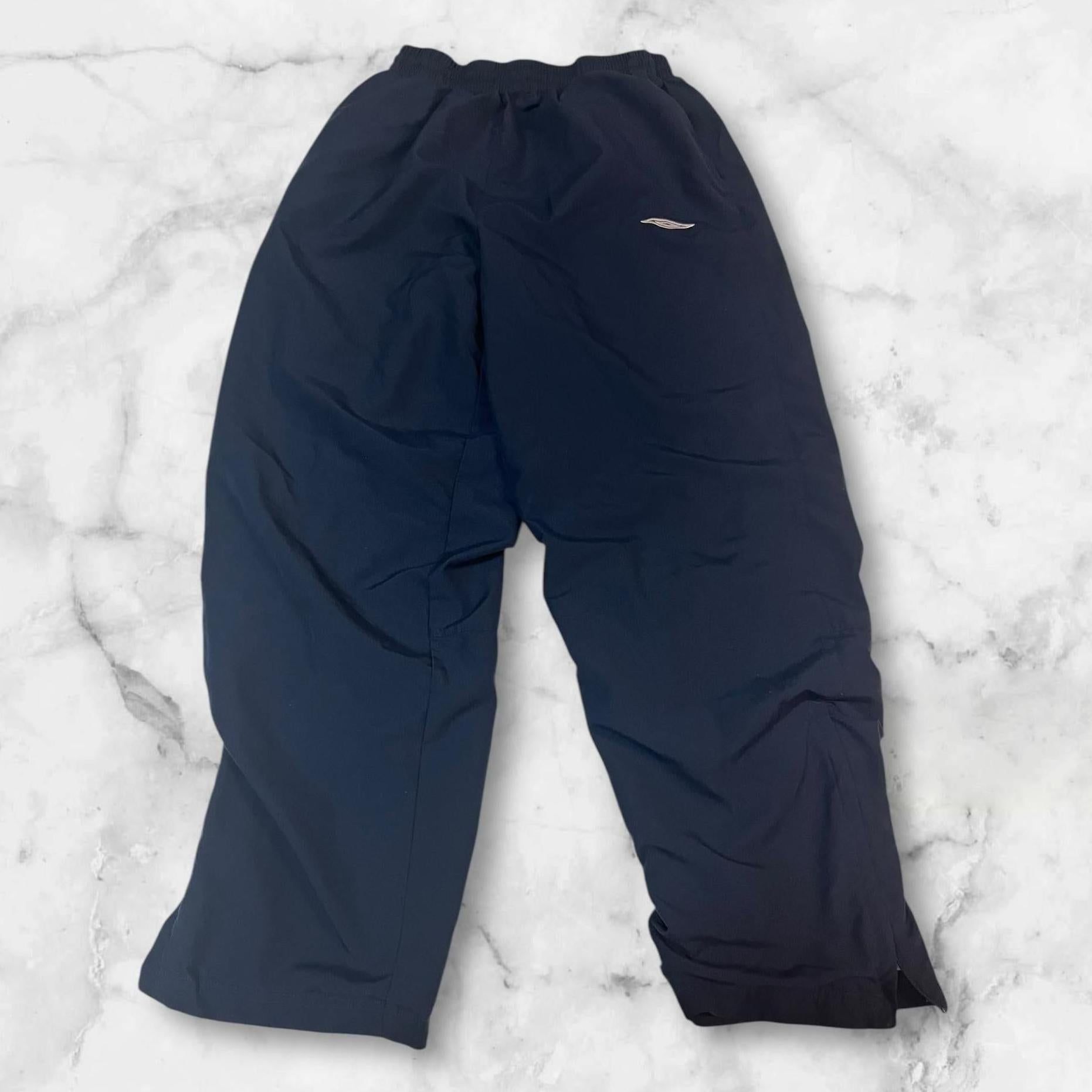 Entdecke unsere Vintage Track Pants von Nike und anderen Marken, erhältlich bei Valuxery.de - Dein Shop für trendige Vintage - Kleidung. Unsere Track Pants sind aus hochwertigen Materialien und