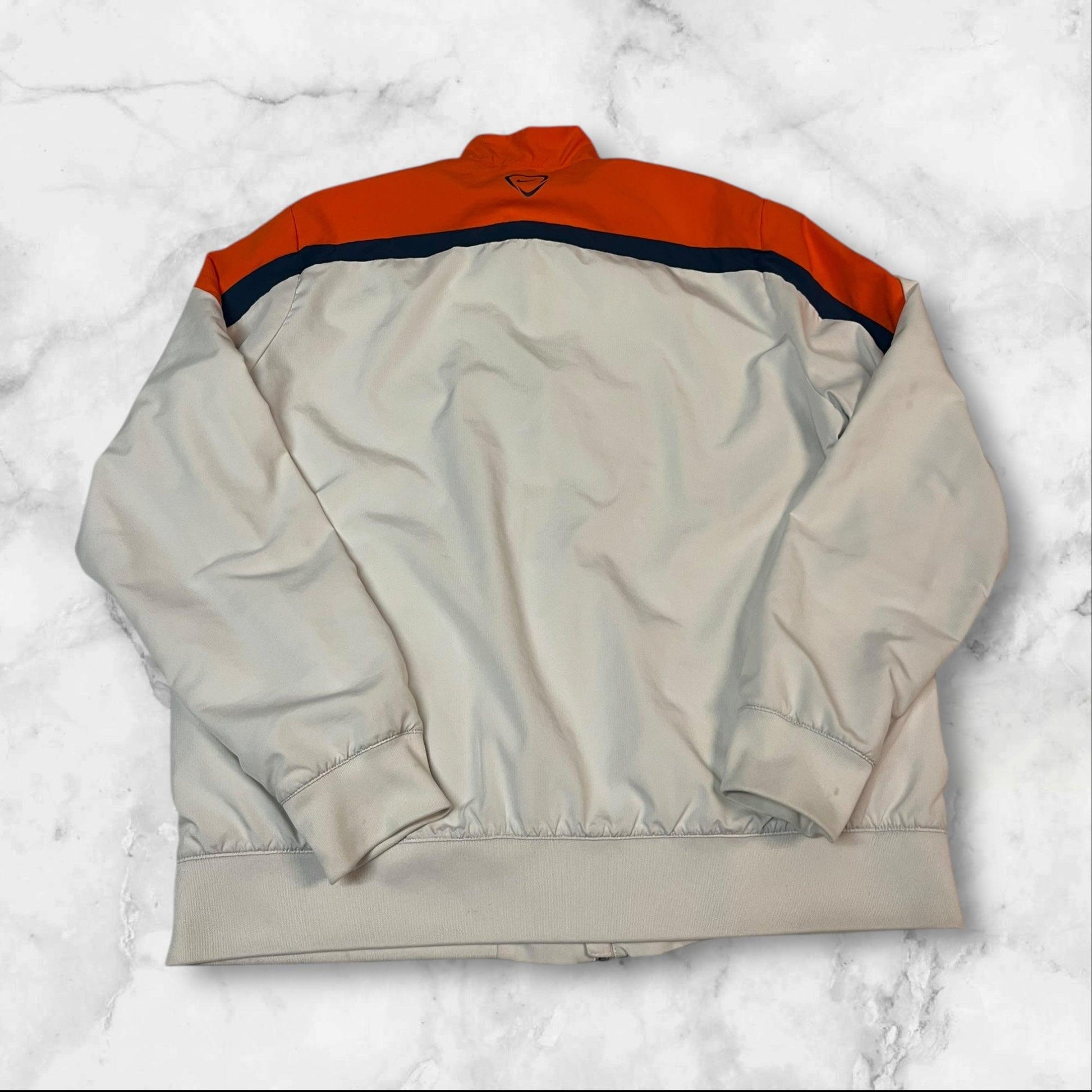 Entdecke unsere Vintage Track Pants von Nike und anderen Marken, erhältlich bei Valuxery.de - Dein Shop für trendige Vintage - Kleidung. Unsere Track Pants sind aus hochwertigen Materialien und