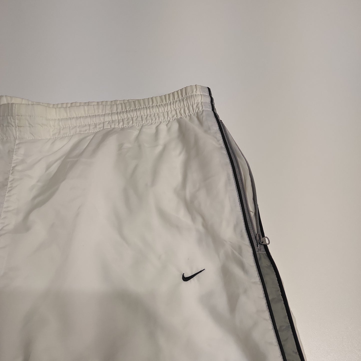 Entdecke unsere Vintage Track Pants von Nike und anderen Marken, erhältlich bei Valuxery.de - Dein Shop für trendige Vintage - Kleidung. Unsere Track Pants sind aus hochwertigen Materialien und