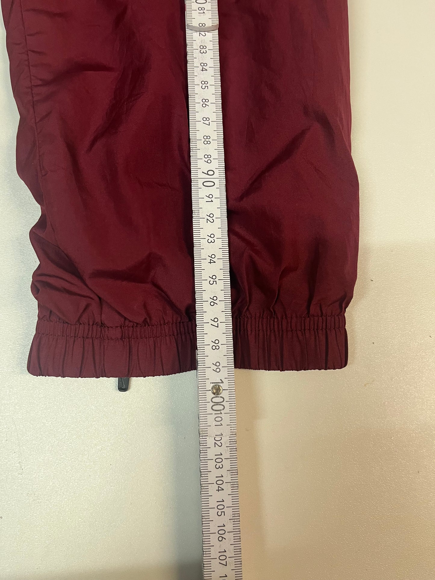 Entdecke unsere Vintage Track Pants von Nike und anderen Marken, erhältlich bei Valuxery.de - Dein Shop für trendige Vintage - Kleidung. Unsere Track Pants sind aus hochwertigen Materialien und