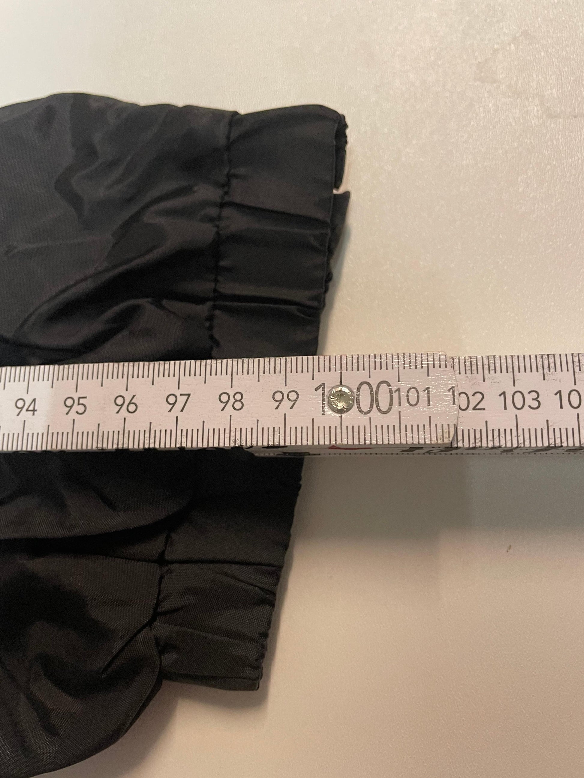 Entdecke unsere Vintage Track Pants von Nike und anderen Marken, erhältlich bei Valuxery.de - Dein Shop für trendige Vintage - Kleidung. Unsere Track Pants sind aus hochwertigen Materialien und