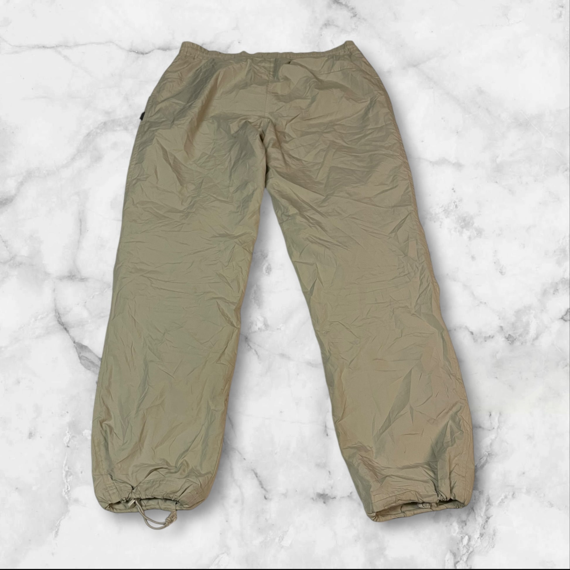 Entdecke unsere Vintage Track Pants von Nike und anderen Marken, erhältlich bei Valuxery.de - Dein Shop für trendige Vintage - Kleidung. Unsere Track Pants sind aus hochwertigen Materialien und