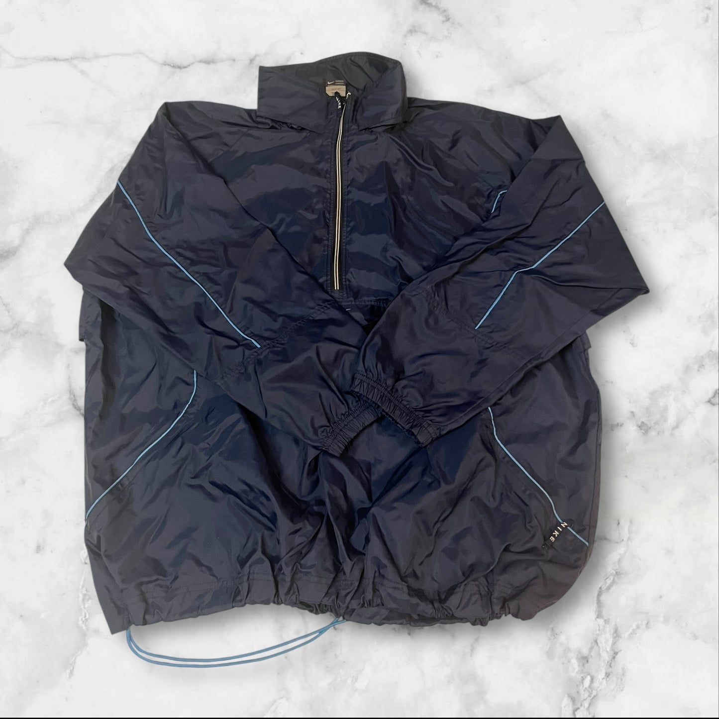 Entdecke unsere Vintage Track Pants von Nike und anderen Marken, erhältlich bei Valuxery.de - Dein Shop für trendige Vintage - Kleidung. Unsere Track Pants sind aus hochwertigen Materialien und