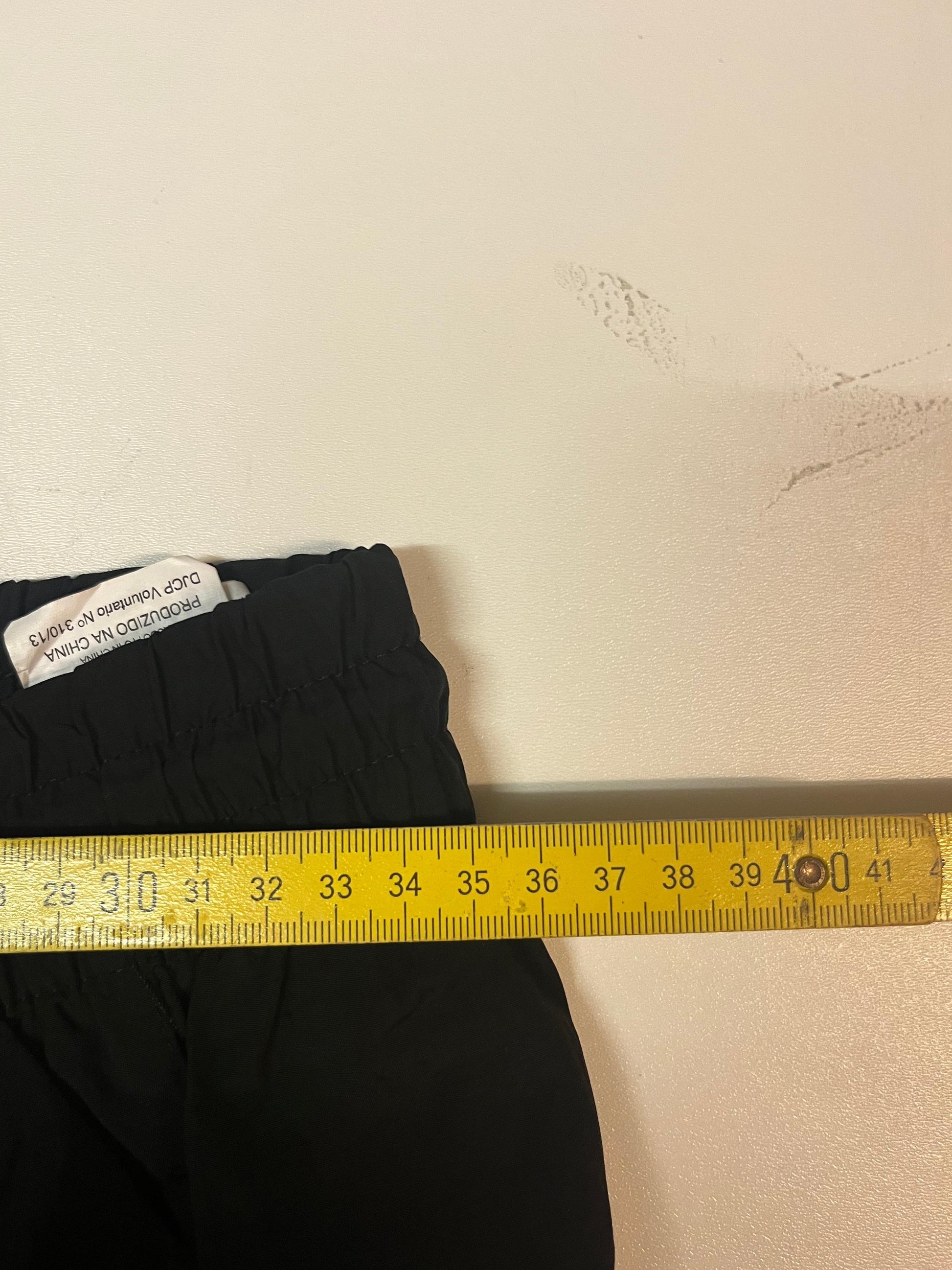 Entdecke unsere Vintage Track Pants von Nike und anderen Marken, erhältlich bei Valuxery.de - Dein Shop für trendige Vintage - Kleidung. Unsere Track Pants sind aus hochwertigen Materialien und