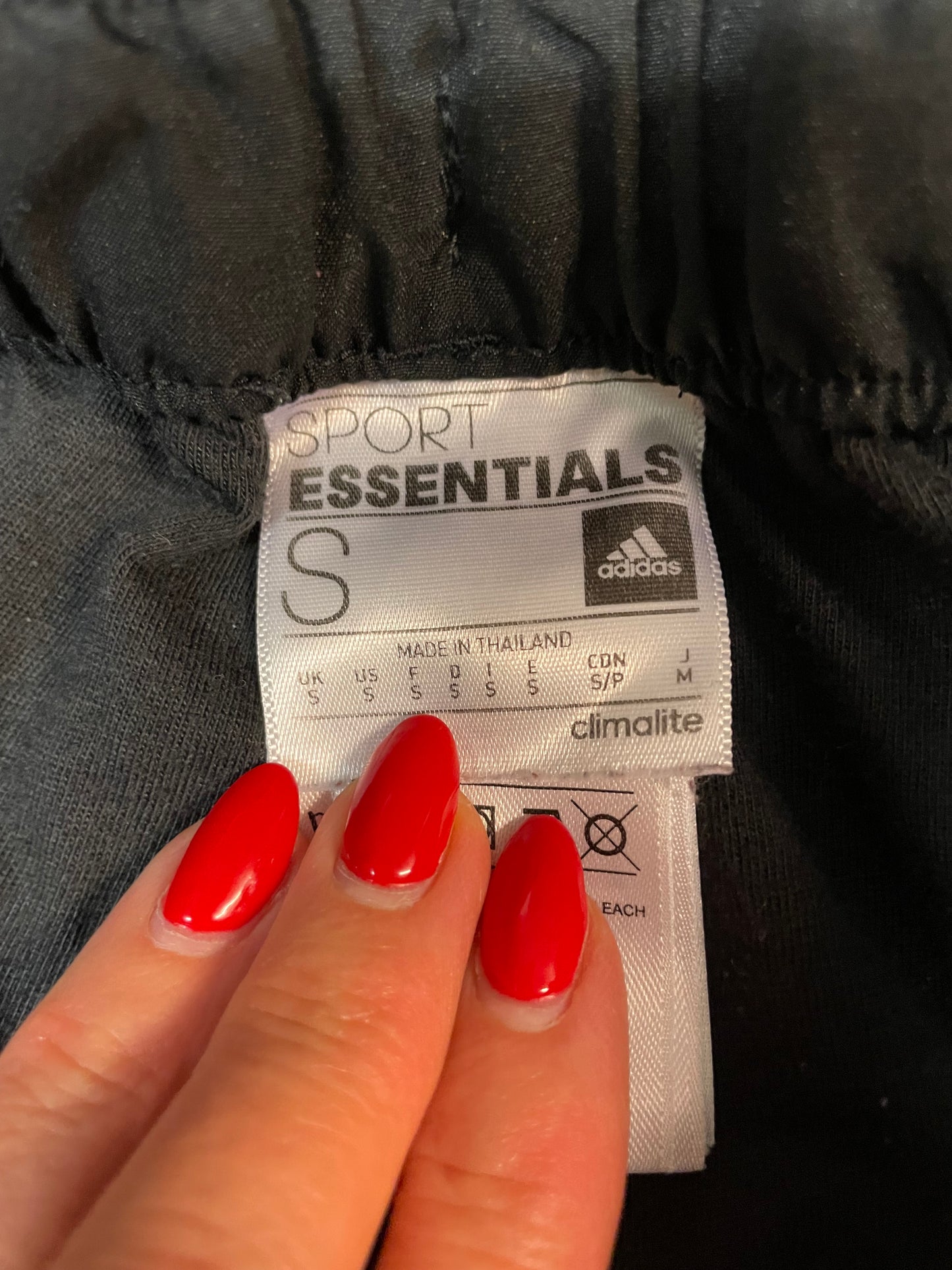 Entdecke unsere Vintage Track Pants von Nike und anderen Marken, erhältlich bei Valuxery.de - Dein Shop für trendige Vintage - Kleidung. Unsere Track Pants sind aus hochwertigen Materialien und