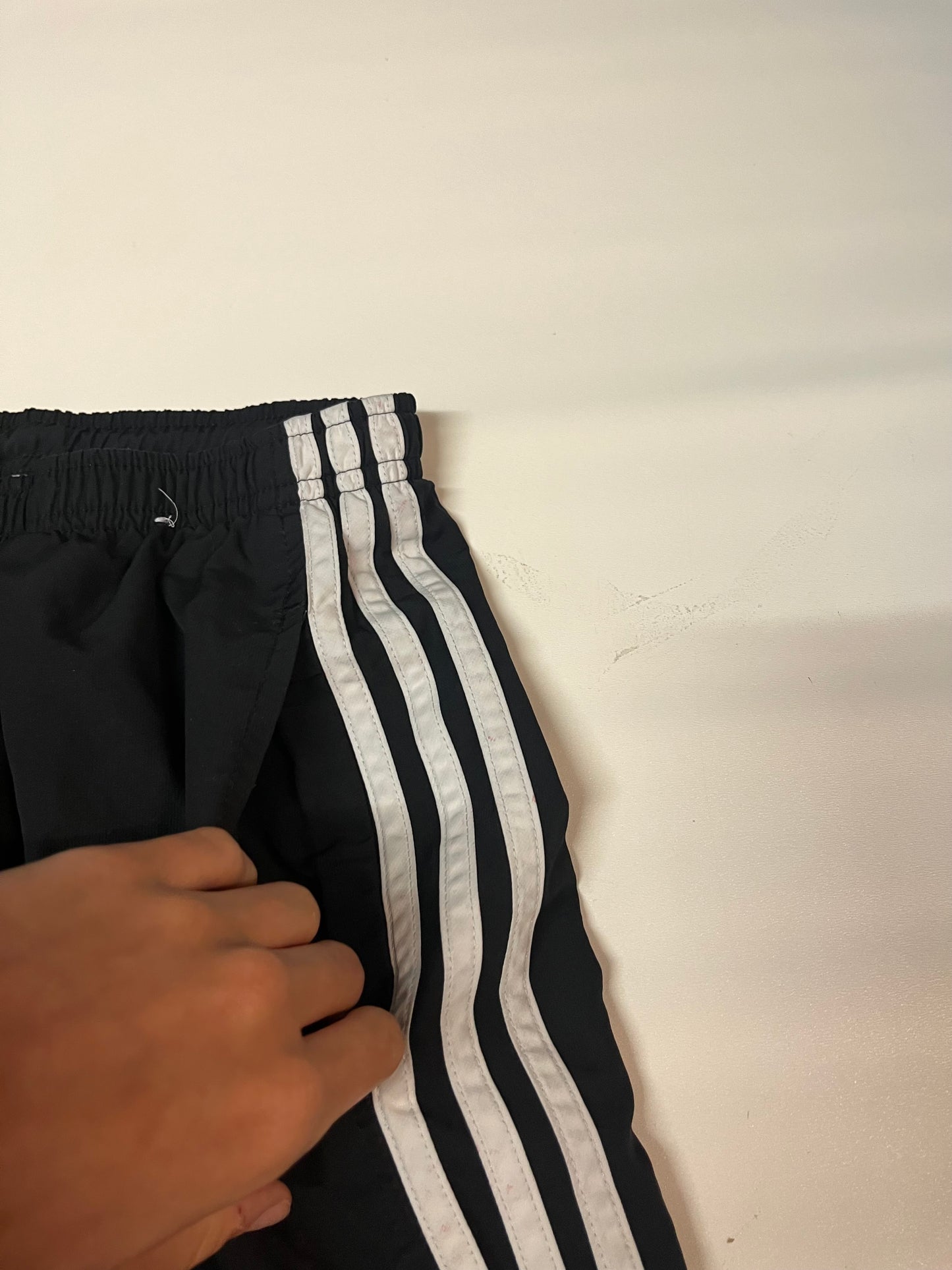 Entdecke unsere Vintage Track Pants von Nike und anderen Marken, erhältlich bei Valuxery.de - Dein Shop für trendige Vintage - Kleidung. Unsere Track Pants sind aus hochwertigen Materialien und