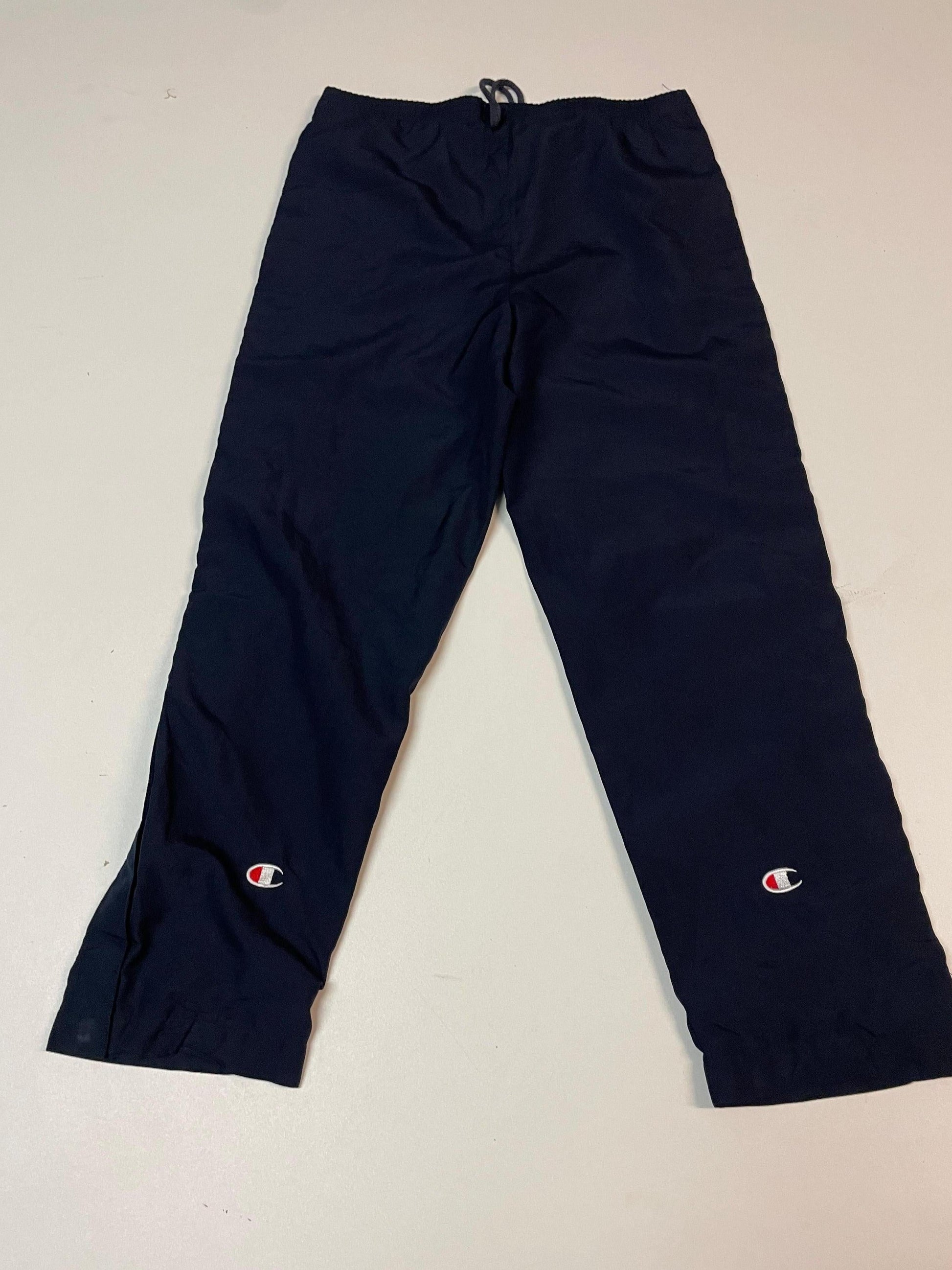 Entdecke unsere Vintage Track Pants von Nike und anderen Marken, erhältlich bei Valuxery.de - Dein Shop für trendige Vintage - Kleidung. Unsere Track Pants sind aus hochwertigen Materialien und
