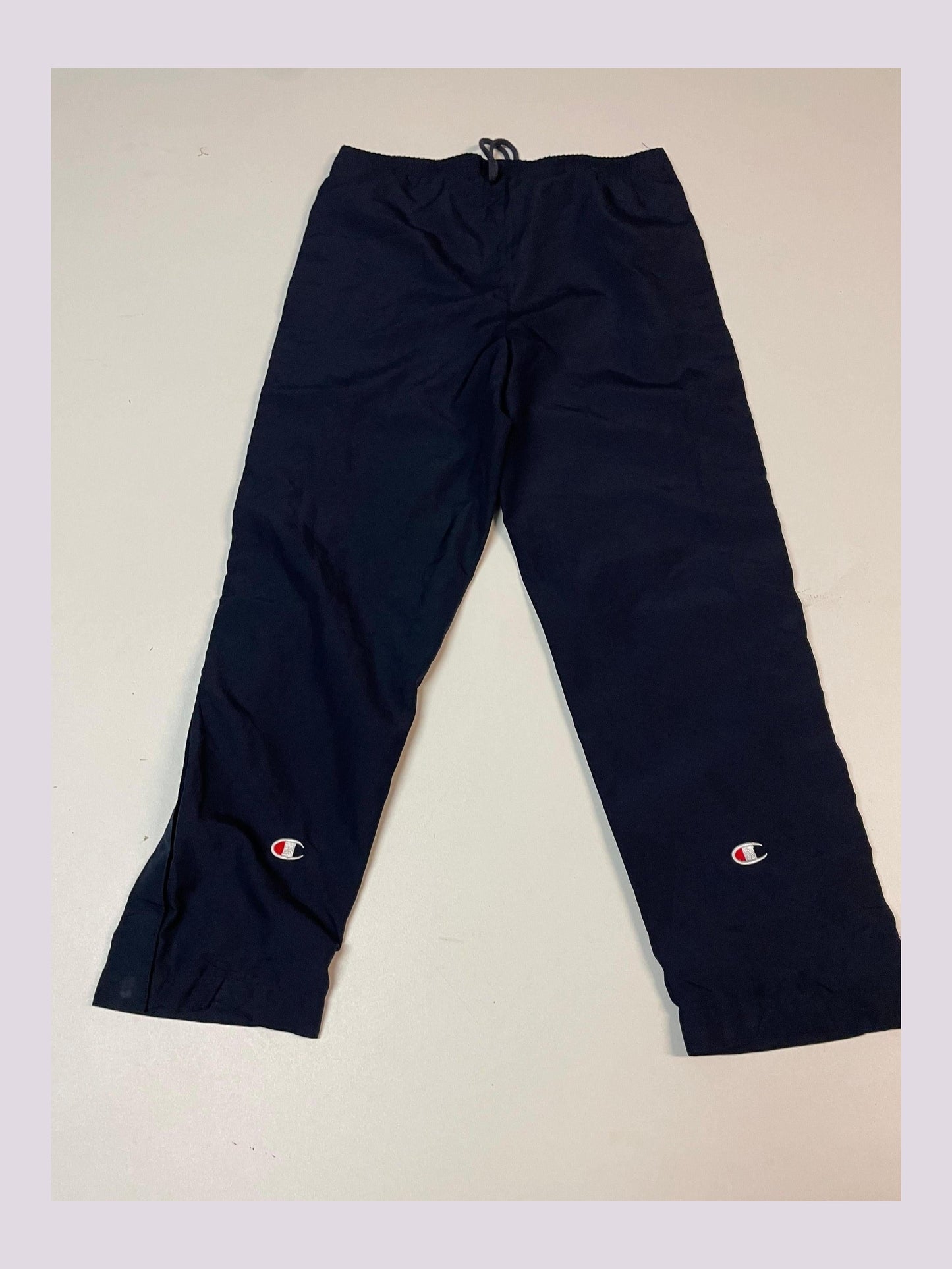 Entdecke unsere Vintage Track Pants von Nike und anderen Marken, erhältlich bei Valuxery.de - Dein Shop für trendige Vintage - Kleidung. Unsere Track Pants sind aus hochwertigen Materialien und