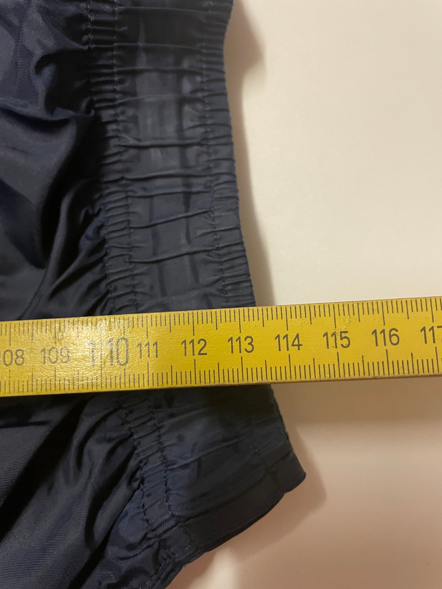 Entdecke unsere Vintage Track Pants von Nike und anderen Marken, erhältlich bei Valuxery.de - Dein Shop für trendige Vintage - Kleidung. Unsere Track Pants sind aus hochwertigen Materialien und