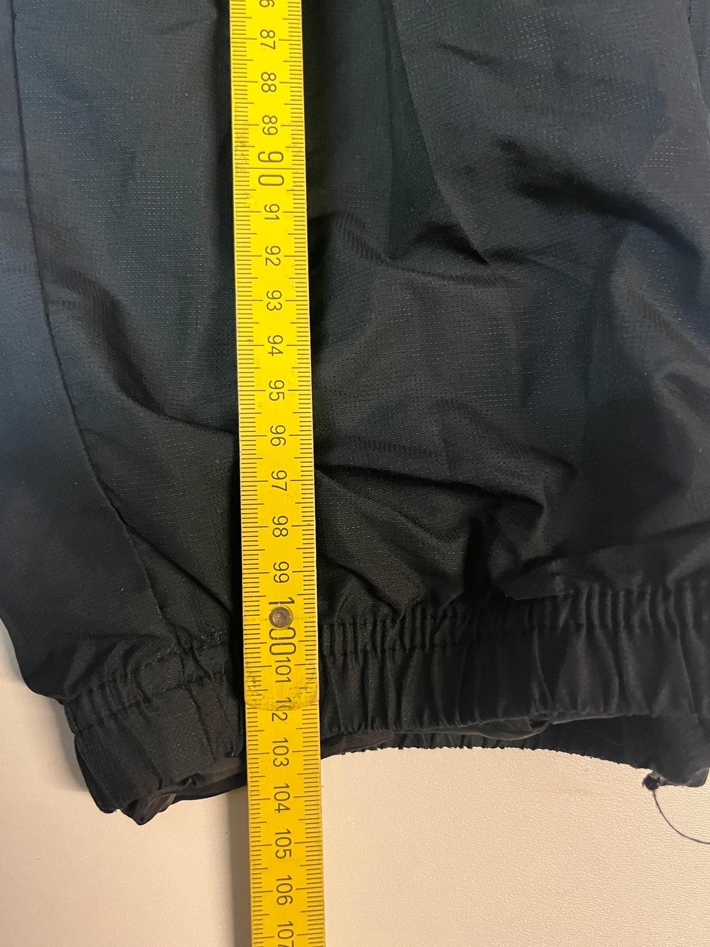 Entdecke unsere Vintage Track Pants von Nike und anderen Marken, erhältlich bei Valuxery.de - Dein Shop für trendige Vintage - Kleidung. Unsere Track Pants sind aus hochwertigen Materialien und