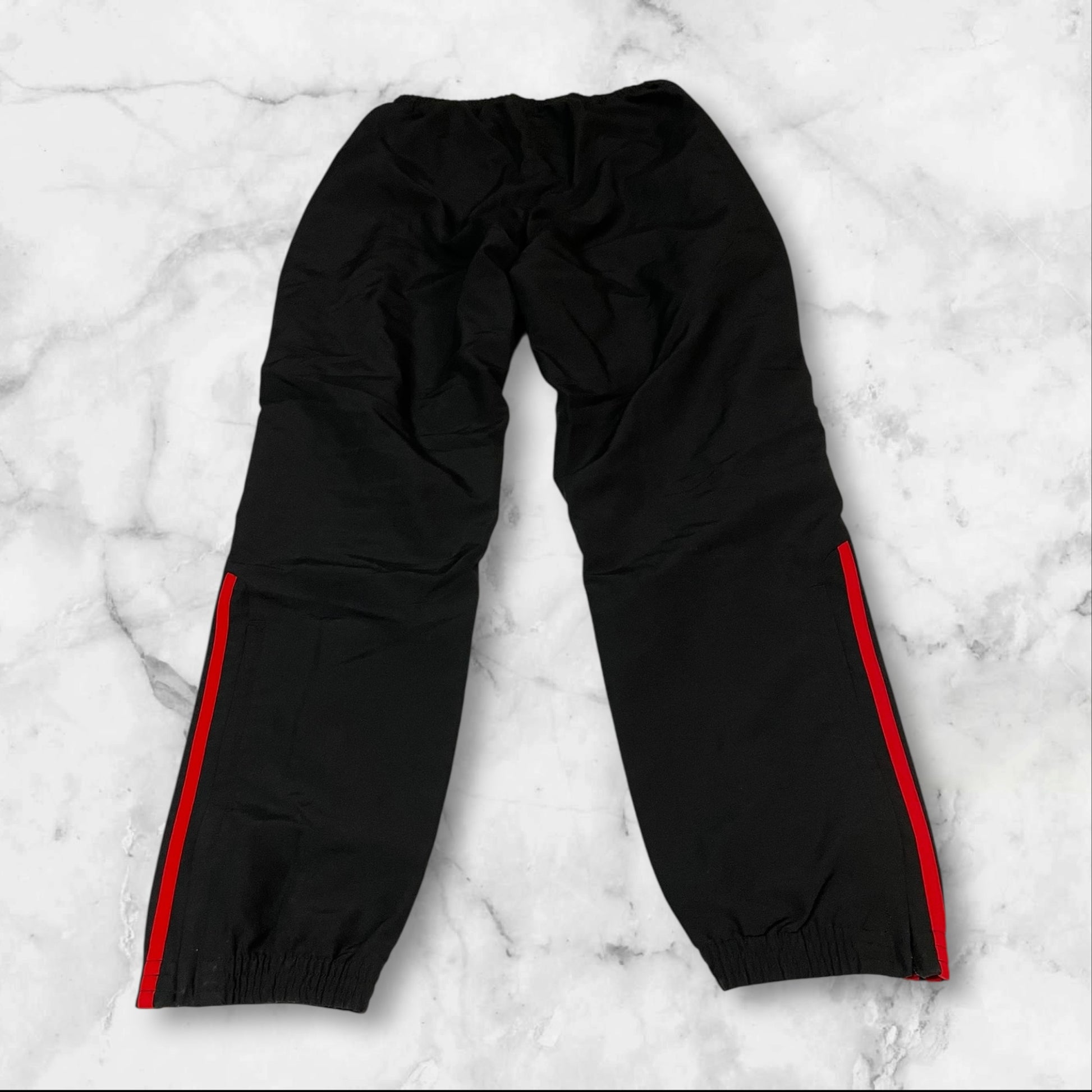 Entdecke unsere Vintage Track Pants von Nike und anderen Marken, erhältlich bei Valuxery.de - Dein Shop für trendige Vintage - Kleidung. Unsere Track Pants sind aus hochwertigen Materialien und