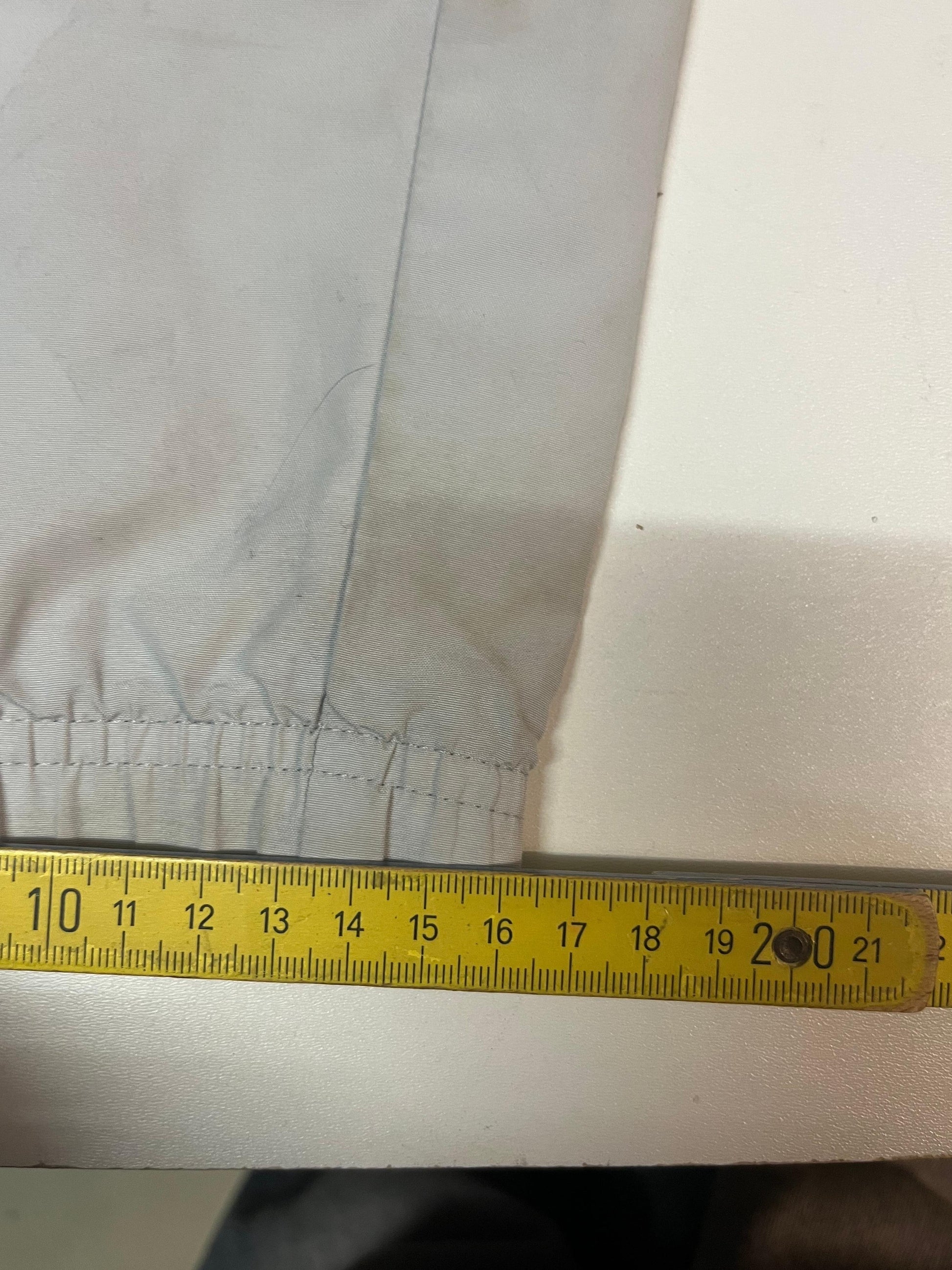 Entdecke unsere Vintage Track Pants von Nike und anderen Marken, erhältlich bei Valuxery.de - Dein Shop für trendige Vintage - Kleidung. Unsere Track Pants sind aus hochwertigen Materialien und