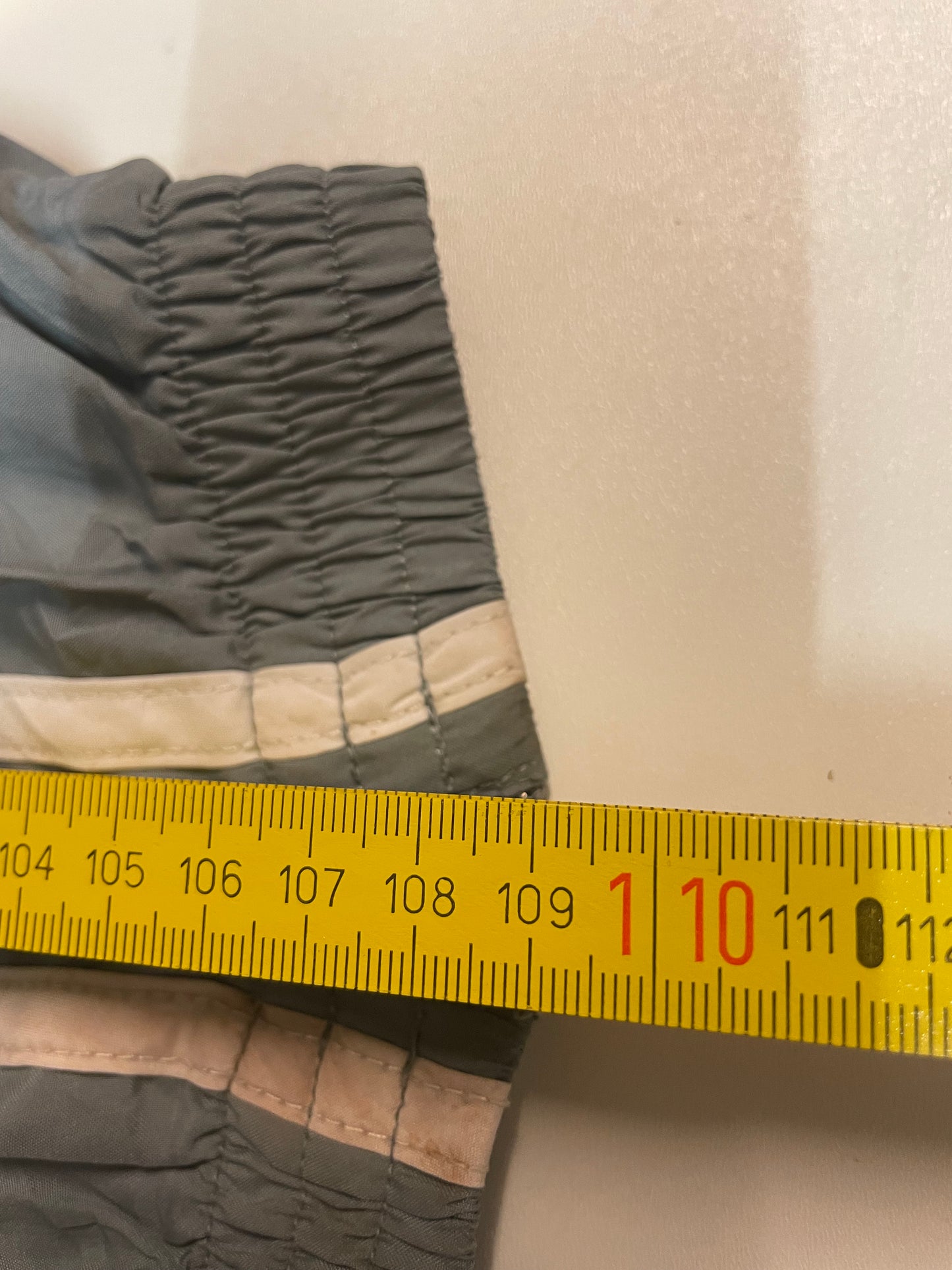 Entdecke unsere Vintage Track Pants von Nike und anderen Marken, erhältlich bei Valuxery.de - Dein Shop für trendige Vintage - Kleidung. Unsere Track Pants sind aus hochwertigen Materialien und