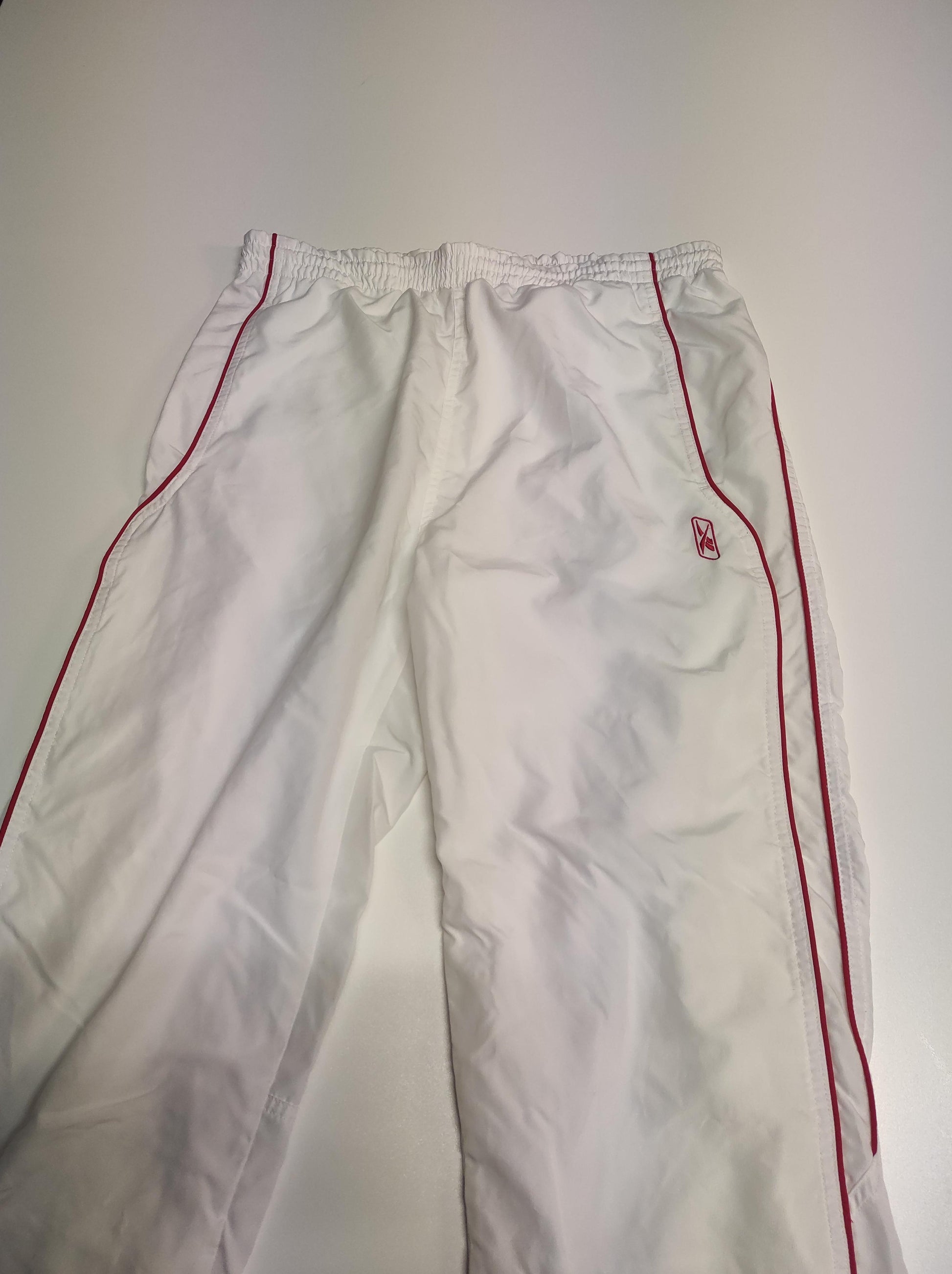 Entdecke unsere Vintage Track Pants von Nike und anderen Marken, erhältlich bei Valuxery.de - Dein Shop für trendige Vintage - Kleidung. Unsere Track Pants sind aus hochwertigen Materialien und