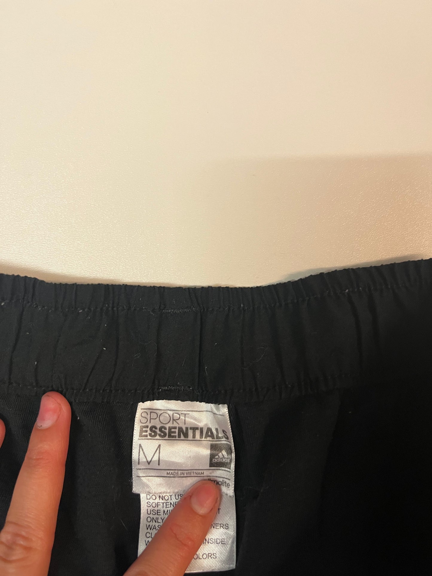 Entdecke unsere Vintage Track Pants von Nike und anderen Marken, erhältlich bei Valuxery.de - Dein Shop für trendige Vintage - Kleidung. Unsere Track Pants sind aus hochwertigen Materialien und