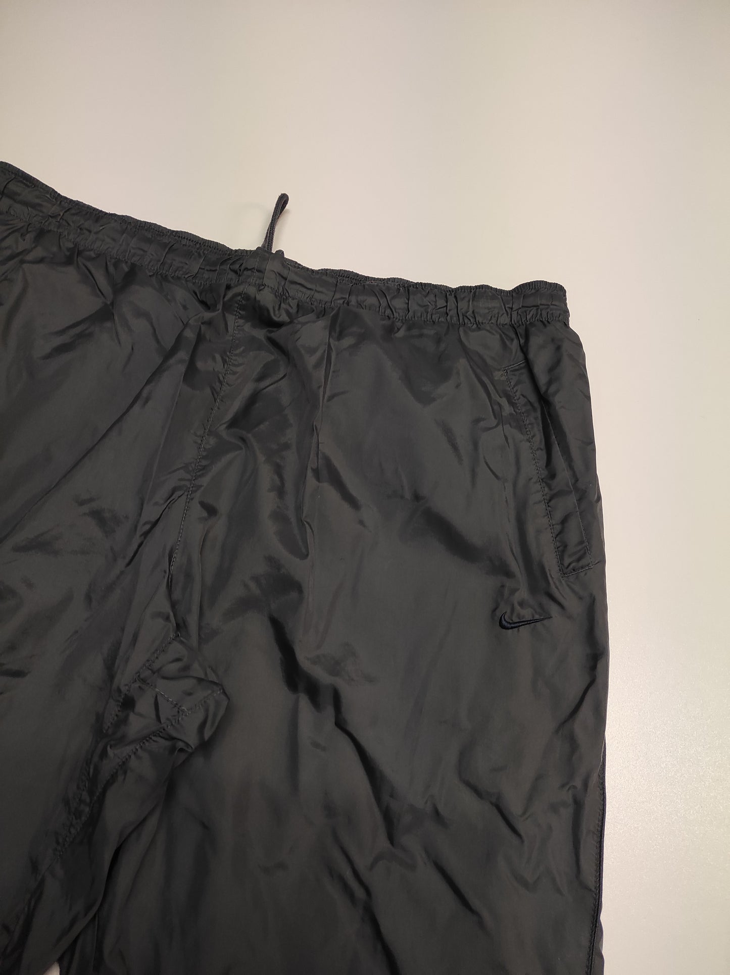 Entdecke unsere Vintage Track Pants von Nike und anderen Marken, erhältlich bei Valuxery.de - Dein Shop für trendige Vintage - Kleidung. Unsere Track Pants sind aus hochwertigen Materialien und