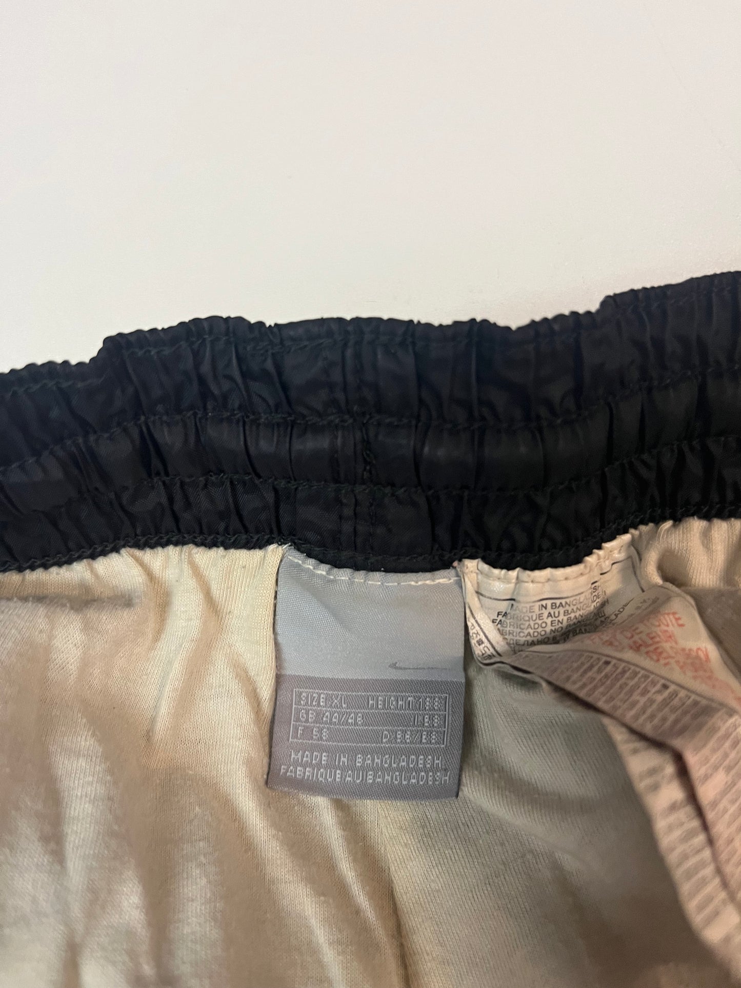 Entdecke unsere Vintage Track Pants von Nike und anderen Marken, erhältlich bei Valuxery.de - Dein Shop für trendige Vintage - Kleidung. Unsere Track Pants sind aus hochwertigen Materialien und