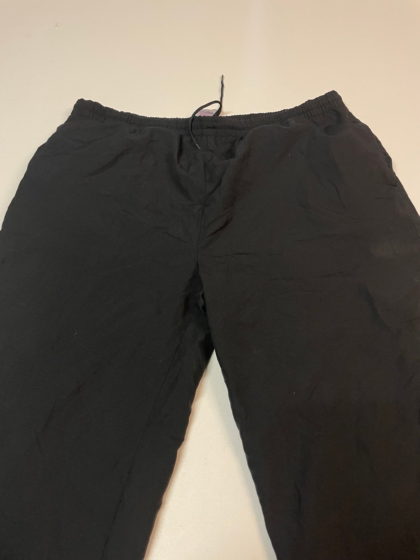 Entdecke unsere Vintage Track Pants von Nike und anderen Marken, erhältlich bei Valuxery.de - Dein Shop für trendige Vintage - Kleidung. Unsere Track Pants sind aus hochwertigen Materialien und
