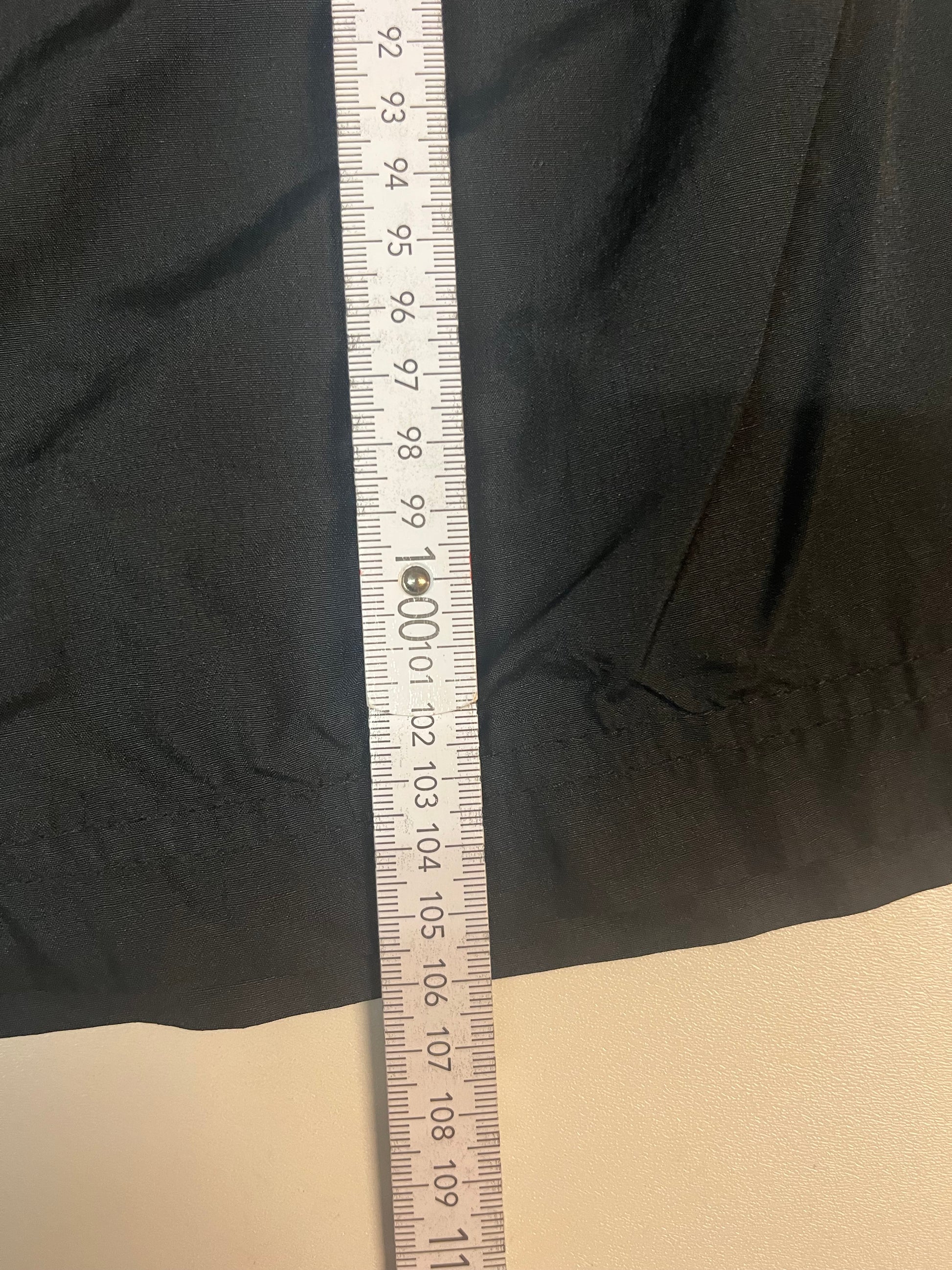 Entdecke unsere Vintage Track Pants von Nike und anderen Marken, erhältlich bei Valuxery.de - Dein Shop für trendige Vintage - Kleidung. Unsere Track Pants sind aus hochwertigen Materialien und