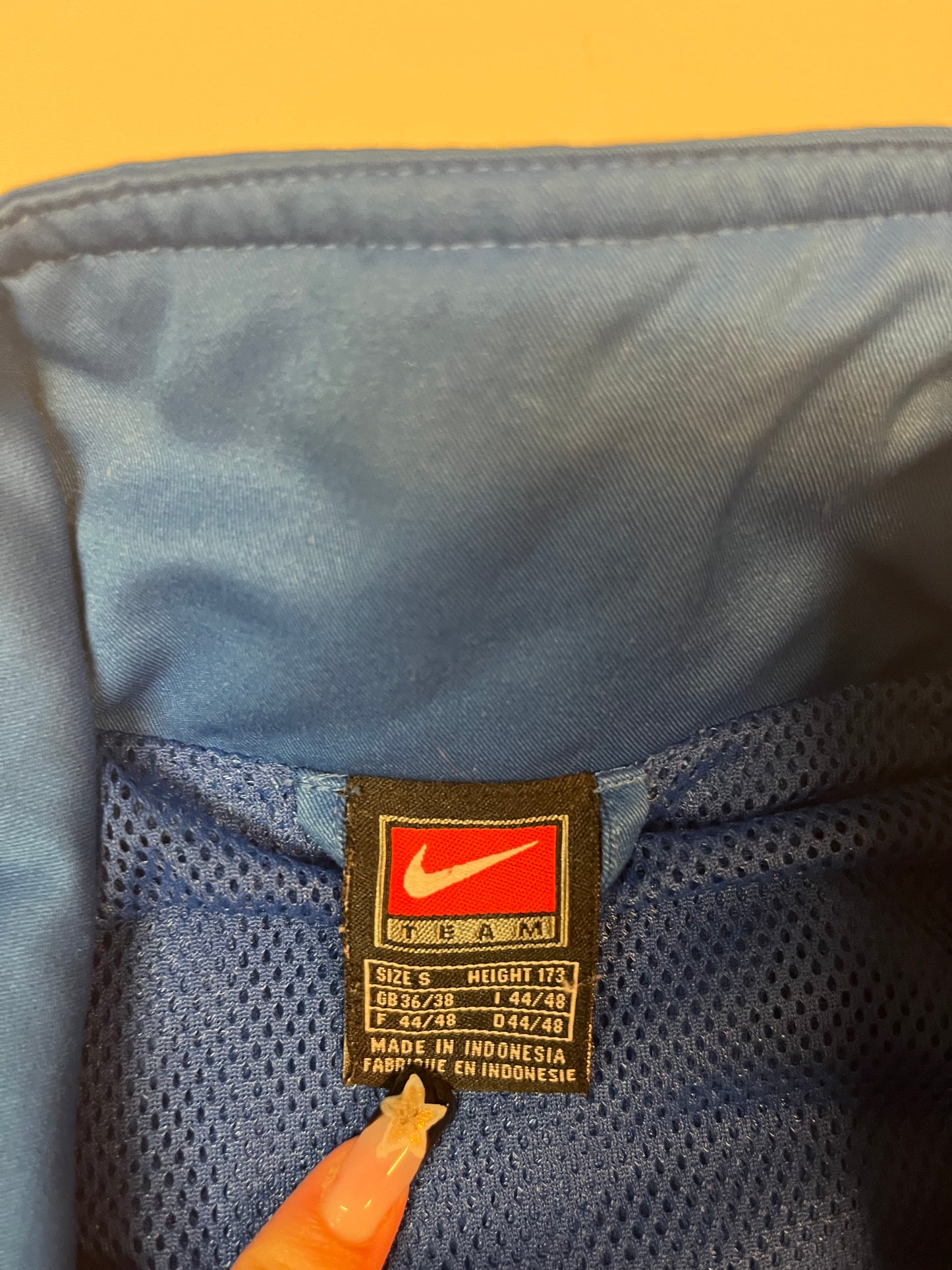 Entdecke unsere Vintage Track Pants von Nike und anderen Marken, erhältlich bei Valuxery.de - Dein Shop für trendige Vintage - Kleidung. Unsere Track Pants sind aus hochwertigen Materialien und