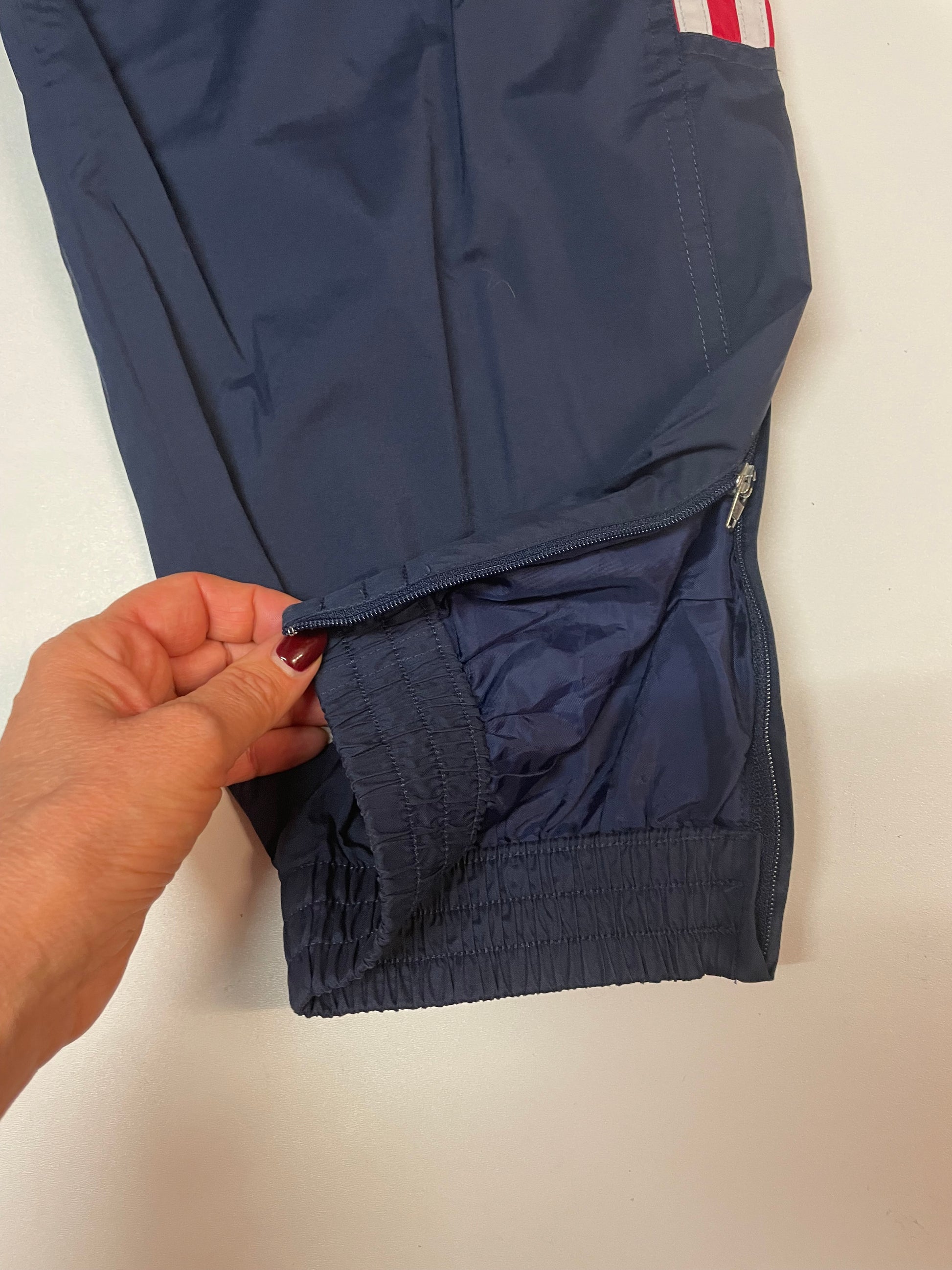 Entdecke unsere Vintage Track Pants von Nike und anderen Marken, erhältlich bei Valuxery.de - Dein Shop für trendige Vintage - Kleidung. Unsere Track Pants sind aus hochwertigen Materialien und