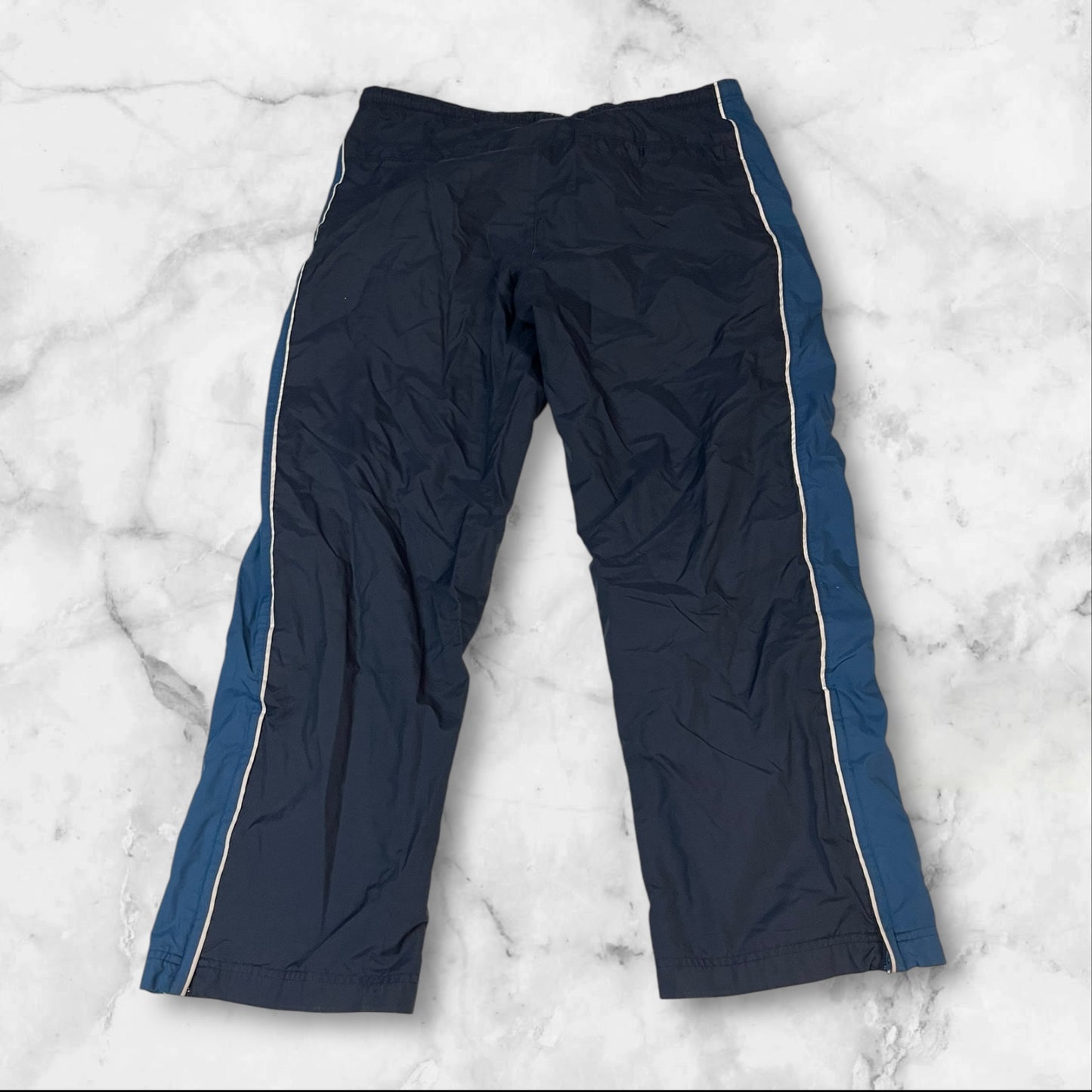 Entdecke unsere Vintage Track Pants von Nike und anderen Marken, erhältlich bei Valuxery.de - Dein Shop für trendige Vintage - Kleidung. Unsere Track Pants sind aus hochwertigen Materialien und