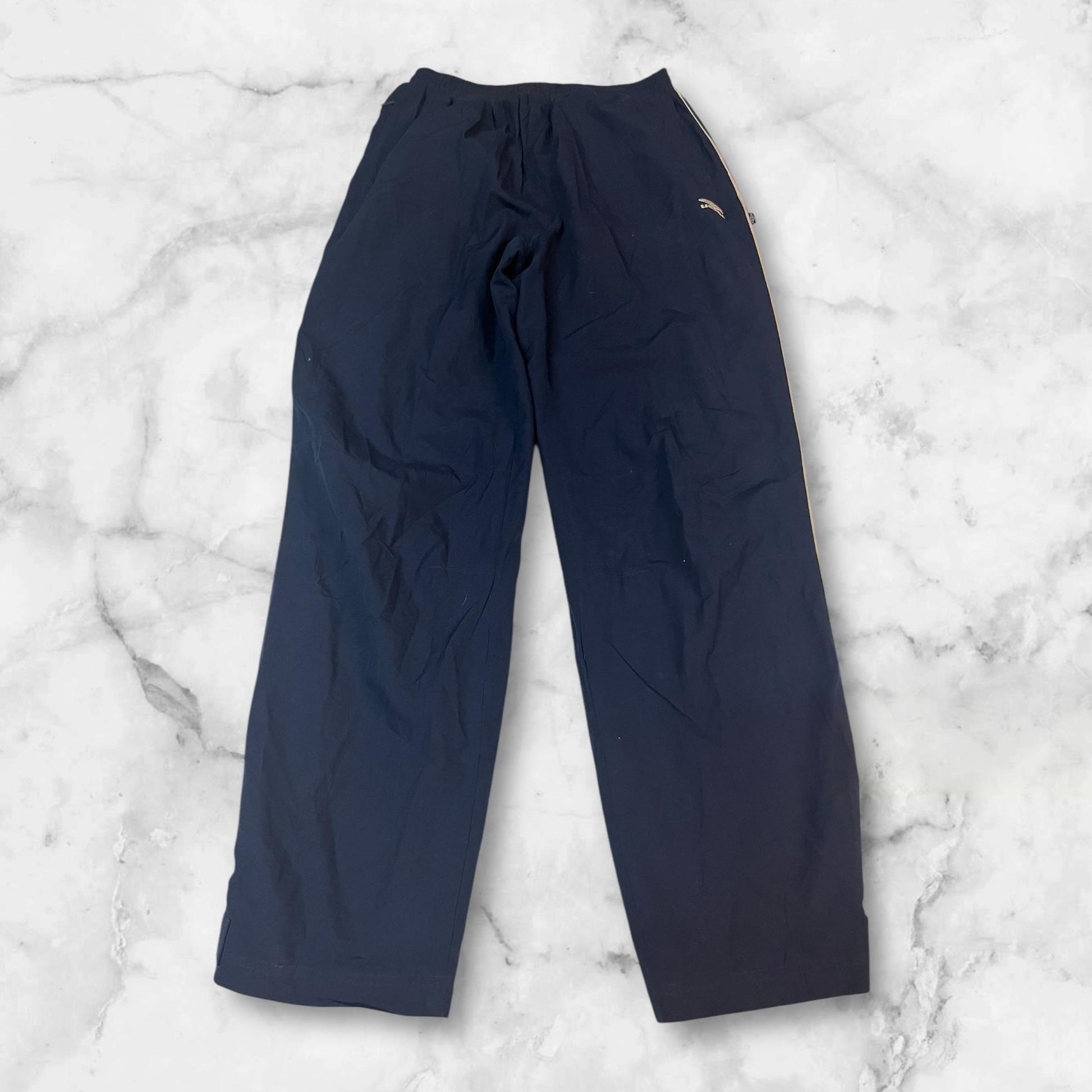 Entdecke unsere Vintage Track Pants von Nike und anderen Marken, erhältlich bei Valuxery.de - Dein Shop für trendige Vintage - Kleidung. Unsere Track Pants sind aus hochwertigen Materialien und