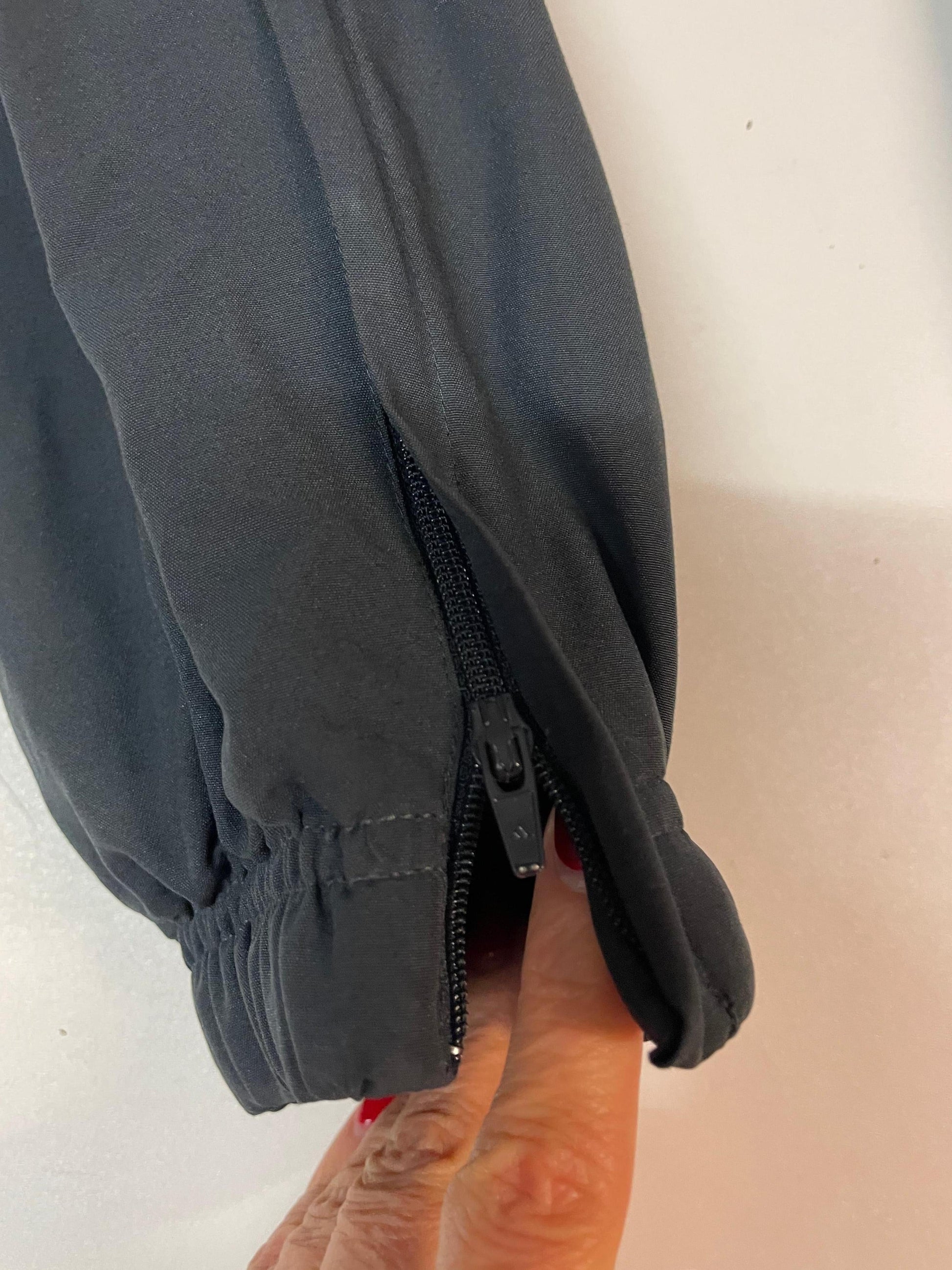 Entdecke unsere Vintage Track Pants von Nike und anderen Marken, erhältlich bei Valuxery.de - Dein Shop für trendige Vintage - Kleidung. Unsere Track Pants sind aus hochwertigen Materialien und