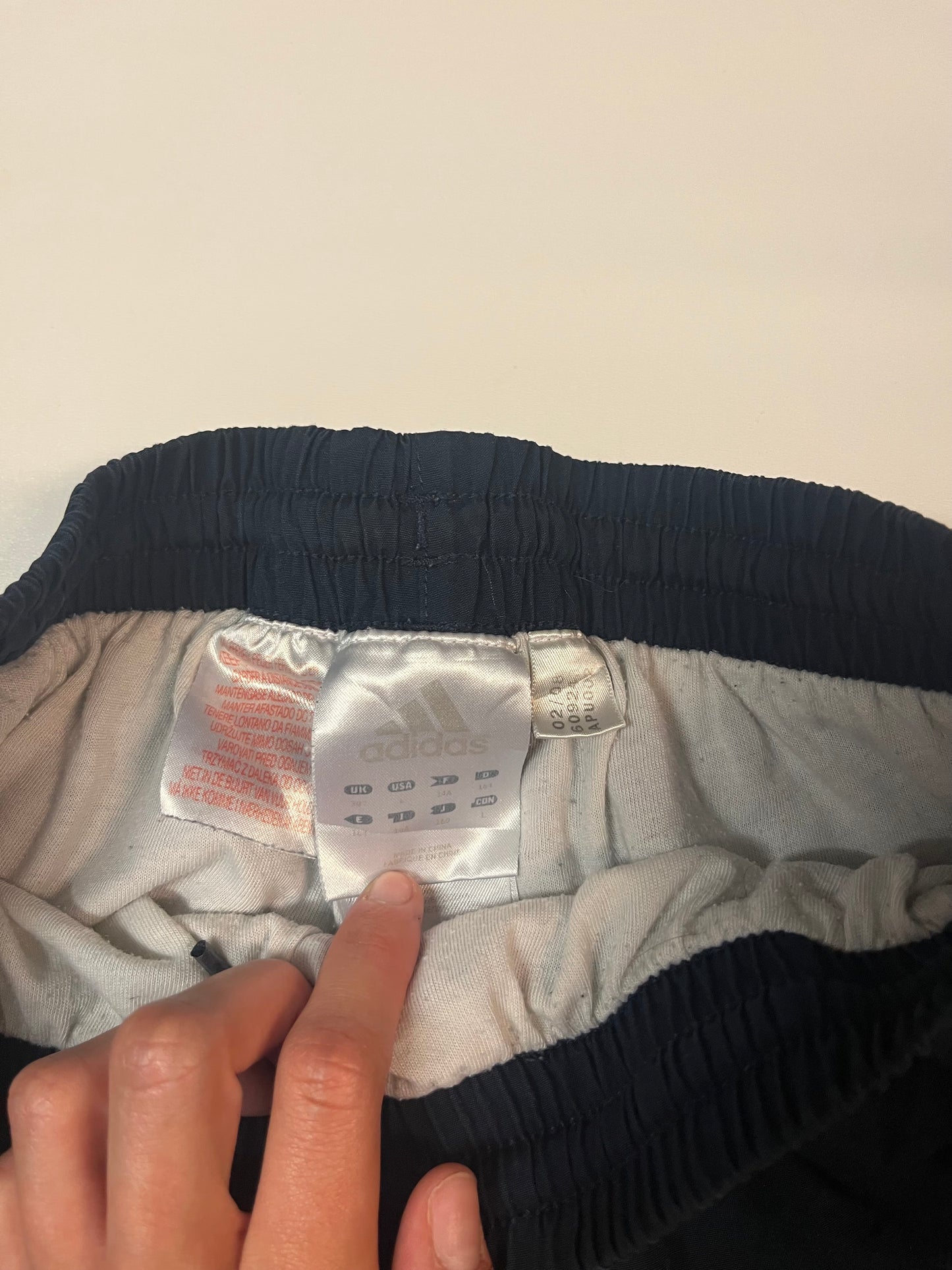 Entdecke unsere Vintage Track Pants von Nike und anderen Marken, erhältlich bei Valuxery.de - Dein Shop für trendige Vintage - Kleidung. Unsere Track Pants sind aus hochwertigen Materialien und