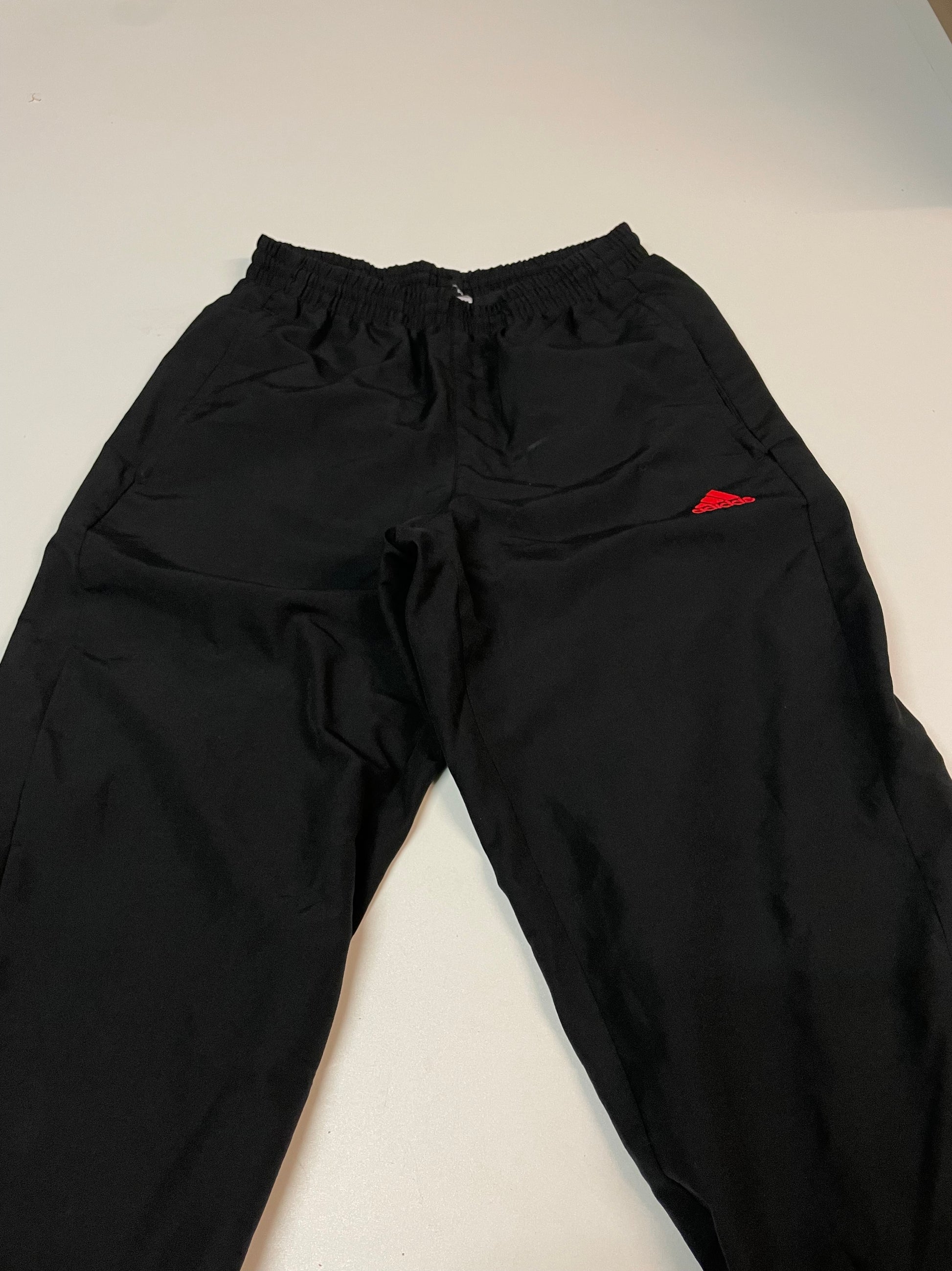 Entdecke unsere Vintage Track Pants von Nike und anderen Marken, erhältlich bei Valuxery.de - Dein Shop für trendige Vintage - Kleidung. Unsere Track Pants sind aus hochwertigen Materialien und