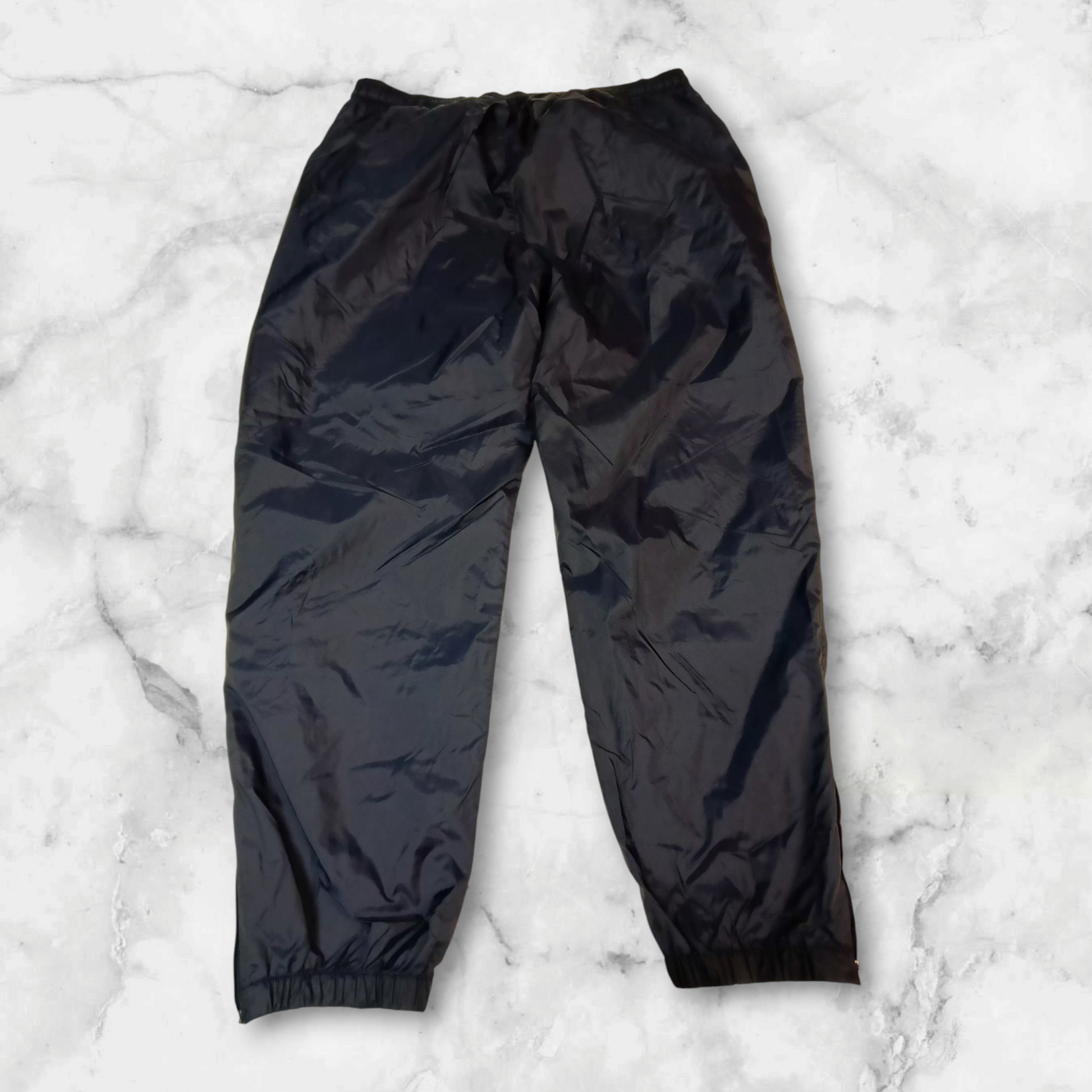 Entdecke unsere Vintage Track Pants von Nike und anderen Marken, erhältlich bei Valuxery.de - Dein Shop für trendige Vintage - Kleidung. Unsere Track Pants sind aus hochwertigen Materialien und