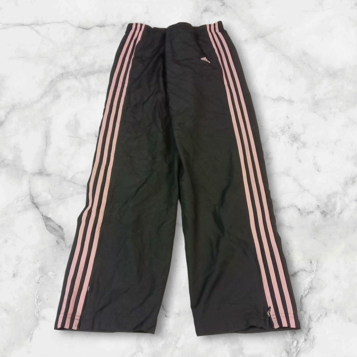 Entdecke unsere Vintage Track Pants von Nike und anderen Marken, erhältlich bei Valuxery.de - Dein Shop für trendige Vintage - Kleidung. Unsere Track Pants sind aus hochwertigen Materialien und