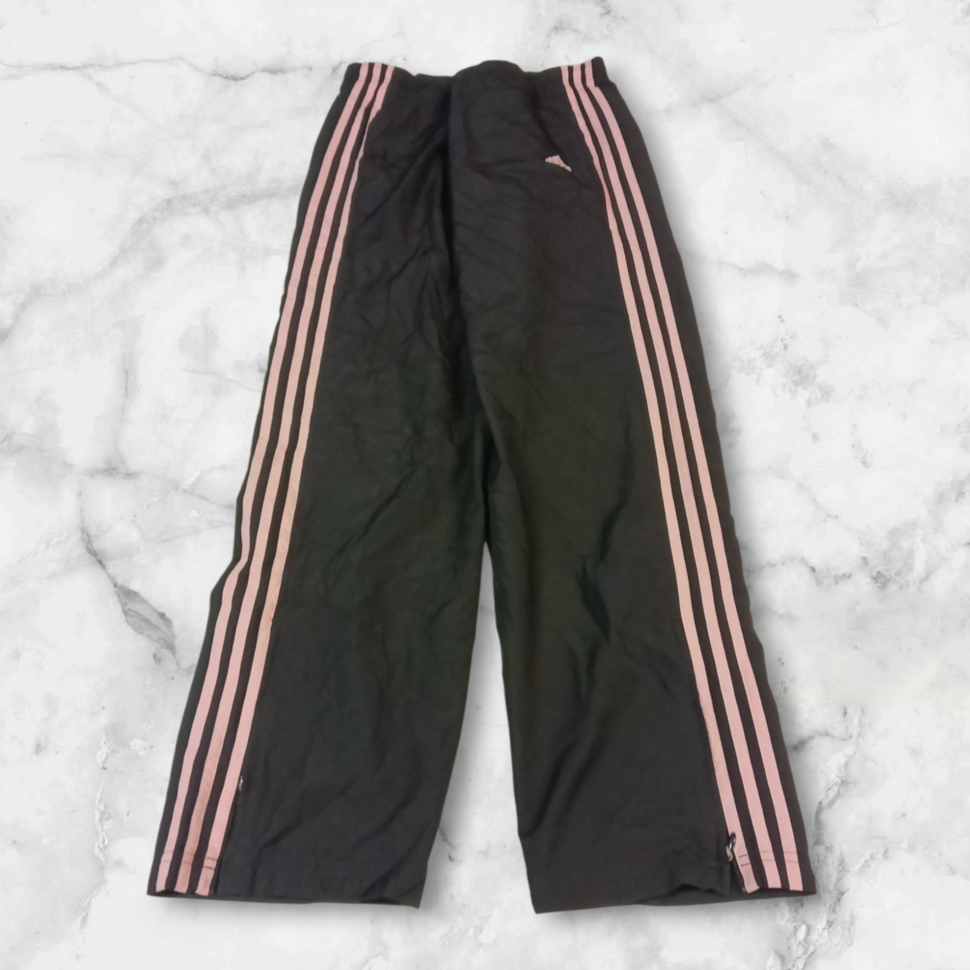 Entdecke unsere Vintage Track Pants von Nike und anderen Marken, erhältlich bei Valuxery.de - Dein Shop für trendige Vintage - Kleidung. Unsere Track Pants sind aus hochwertigen Materialien und