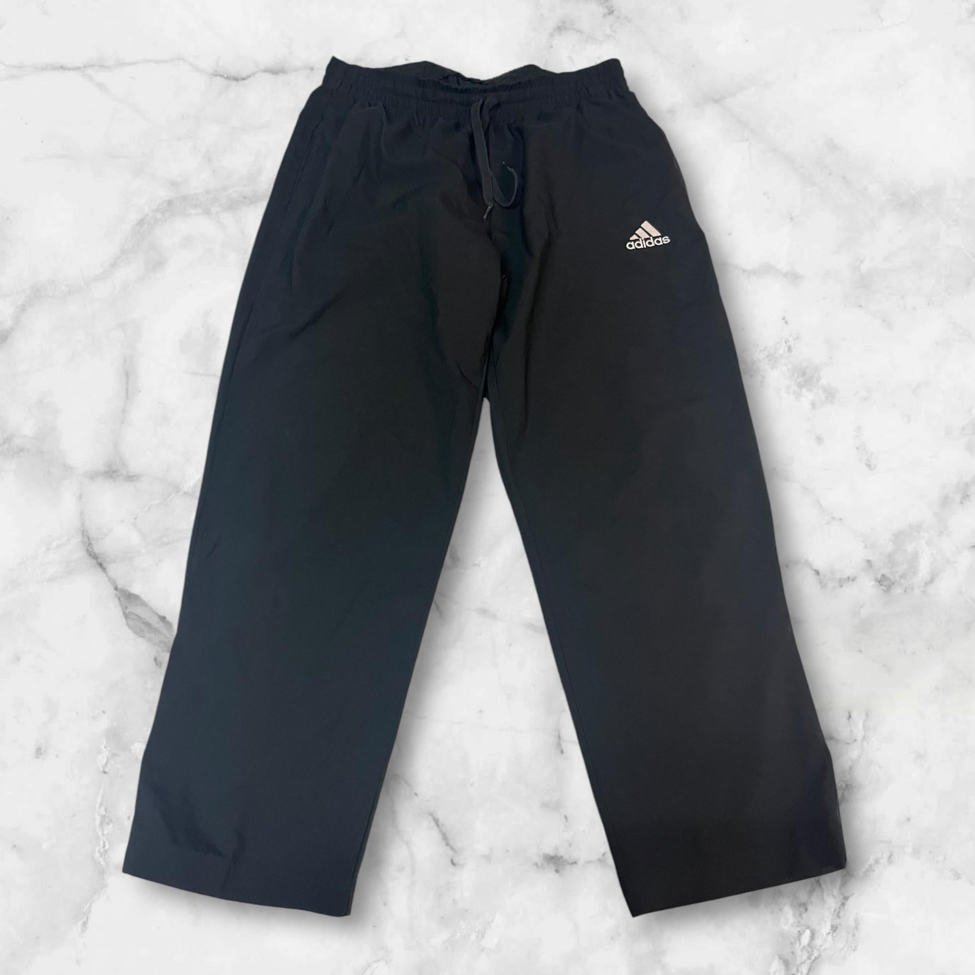 Entdecke unsere Vintage Track Pants von Nike und anderen Marken, erhältlich bei Valuxery.de - Dein Shop für trendige Vintage - Kleidung. Unsere Track Pants sind aus hochwertigen Materialien und