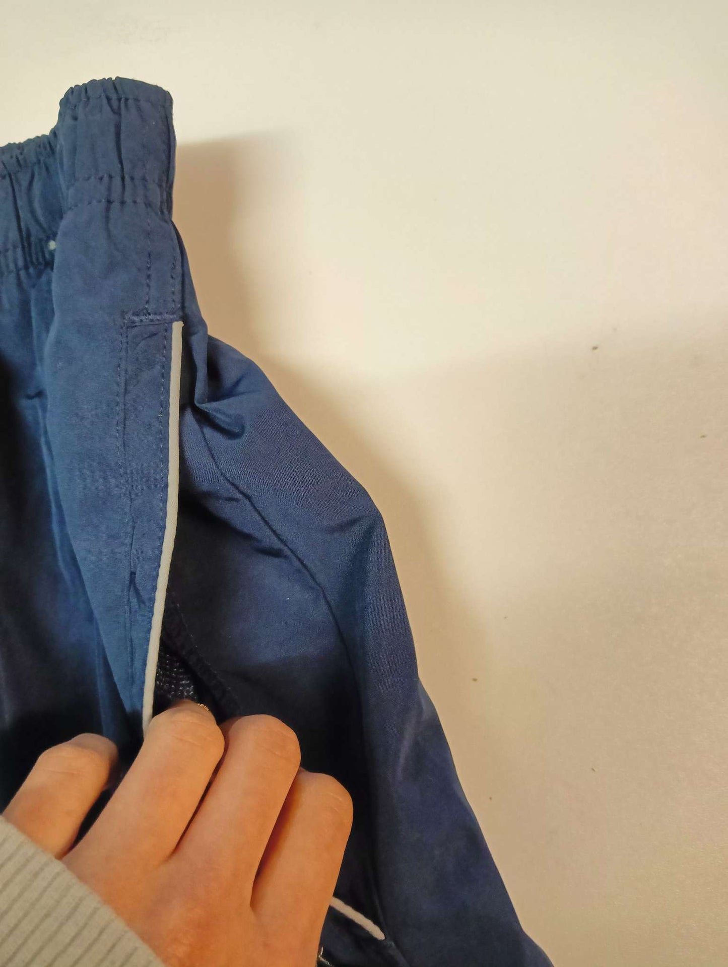 Entdecke unsere Vintage Track Pants von Nike und anderen Marken, erhältlich bei Valuxery.de - Dein Shop für trendige Vintage - Kleidung. Unsere Track Pants sind aus hochwertigen Materialien und