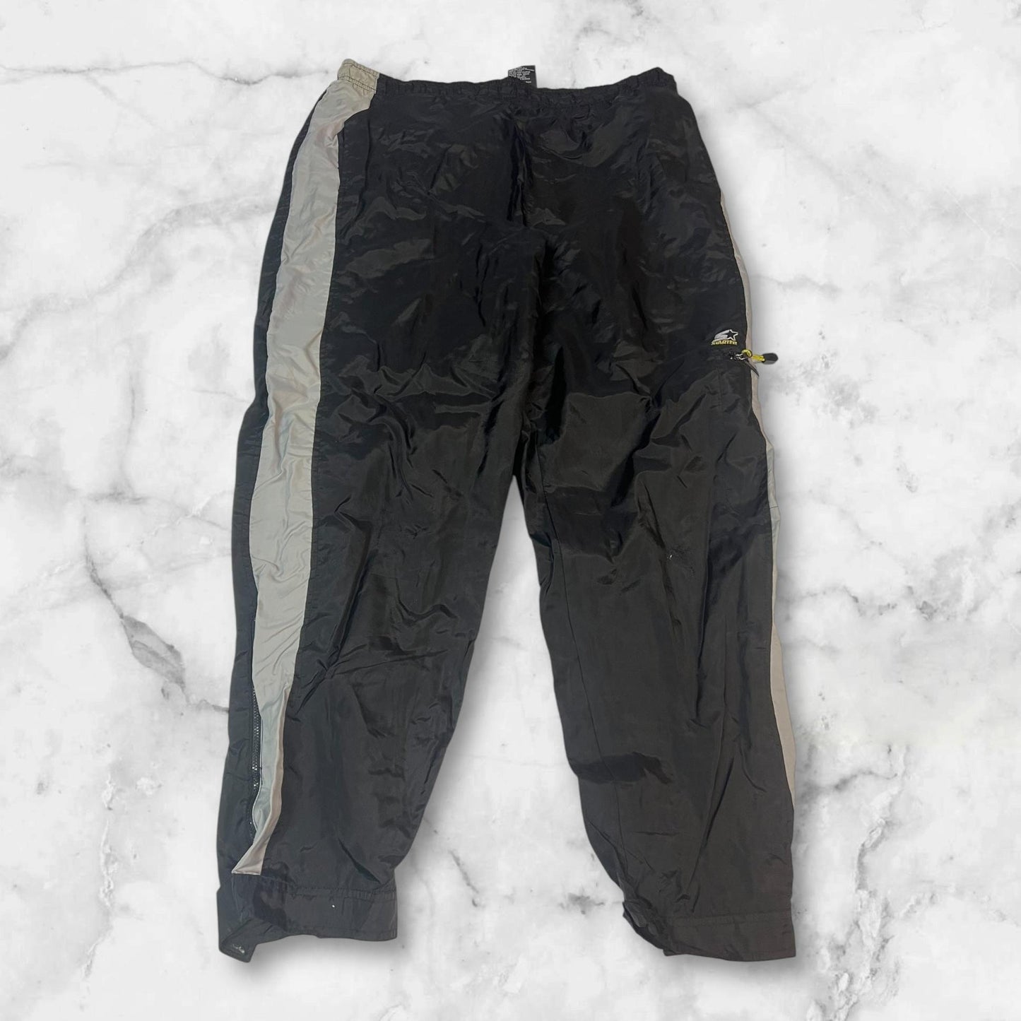 Entdecke unsere Vintage Track Pants von Nike und anderen Marken, erhältlich bei Valuxery.de - Dein Shop für trendige Vintage - Kleidung. Unsere Track Pants sind aus hochwertigen Materialien und