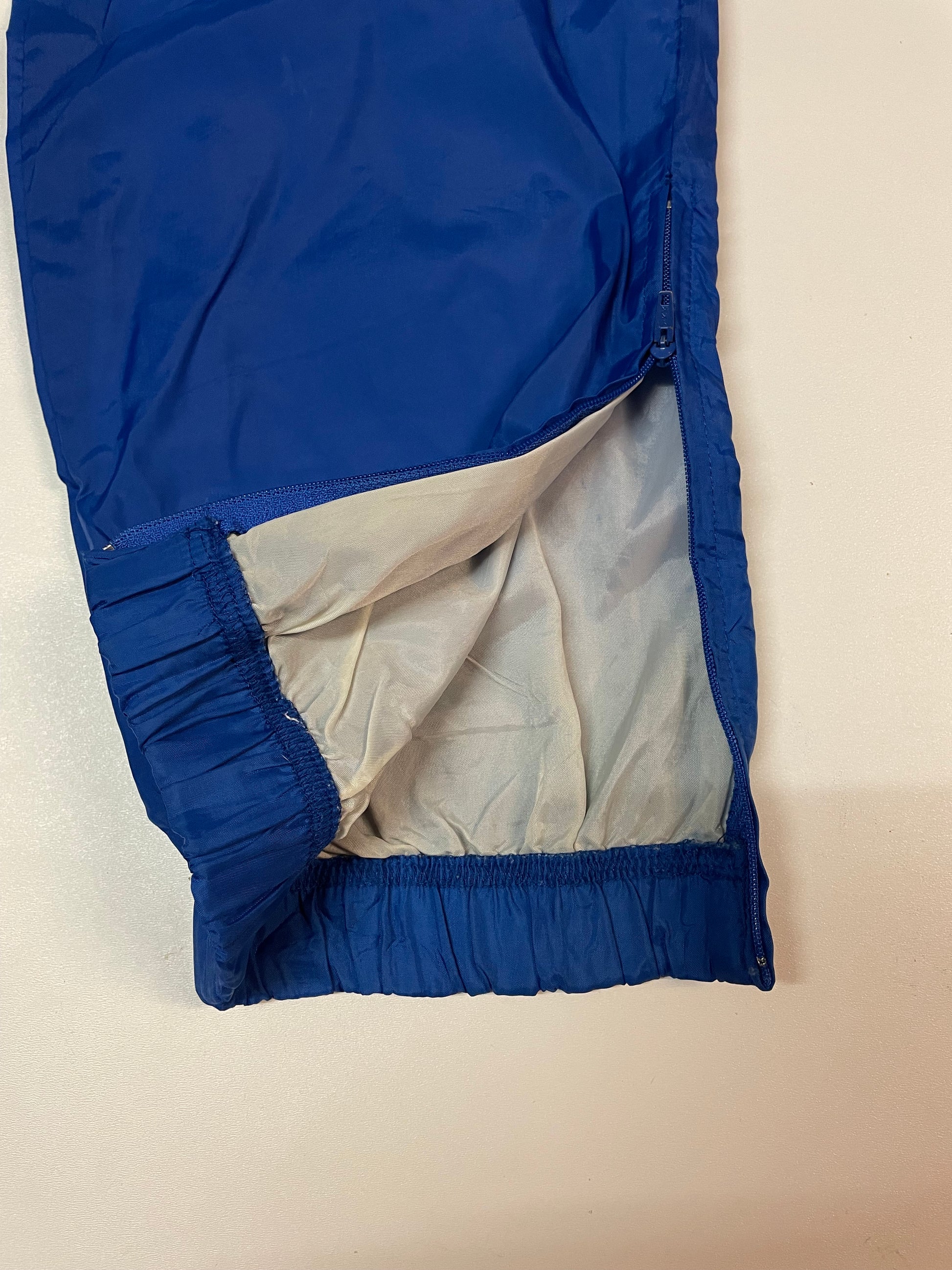 Entdecke unsere Vintage Track Pants von Nike und anderen Marken, erhältlich bei Valuxery.de - Dein Shop für trendige Vintage - Kleidung. Unsere Track Pants sind aus hochwertigen Materialien und