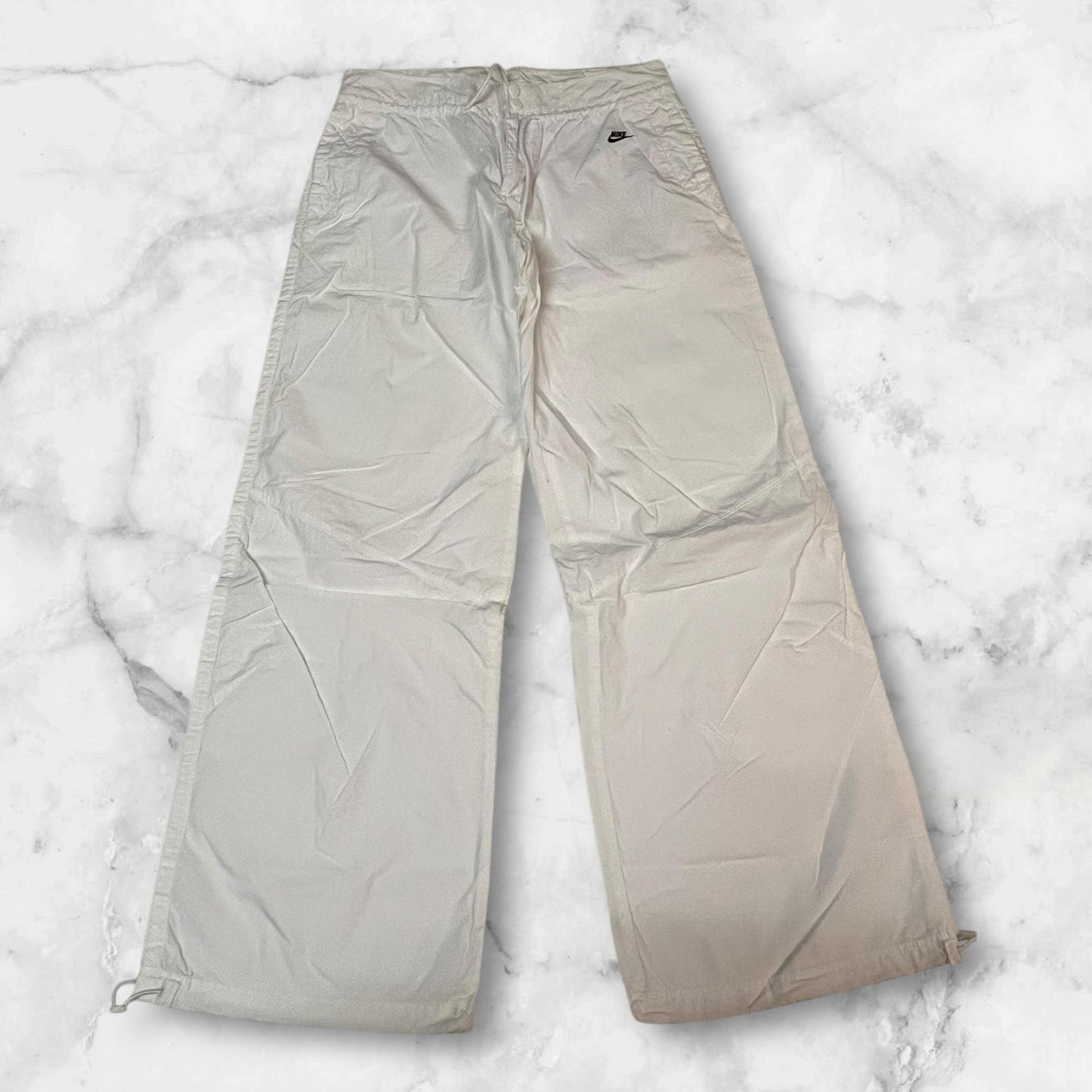 Entdecke unsere Vintage Track Pants von Nike und anderen Marken, erhältlich bei Valuxery.de - Dein Shop für trendige Vintage - Kleidung. Unsere Track Pants sind aus hochwertigen Materialien und