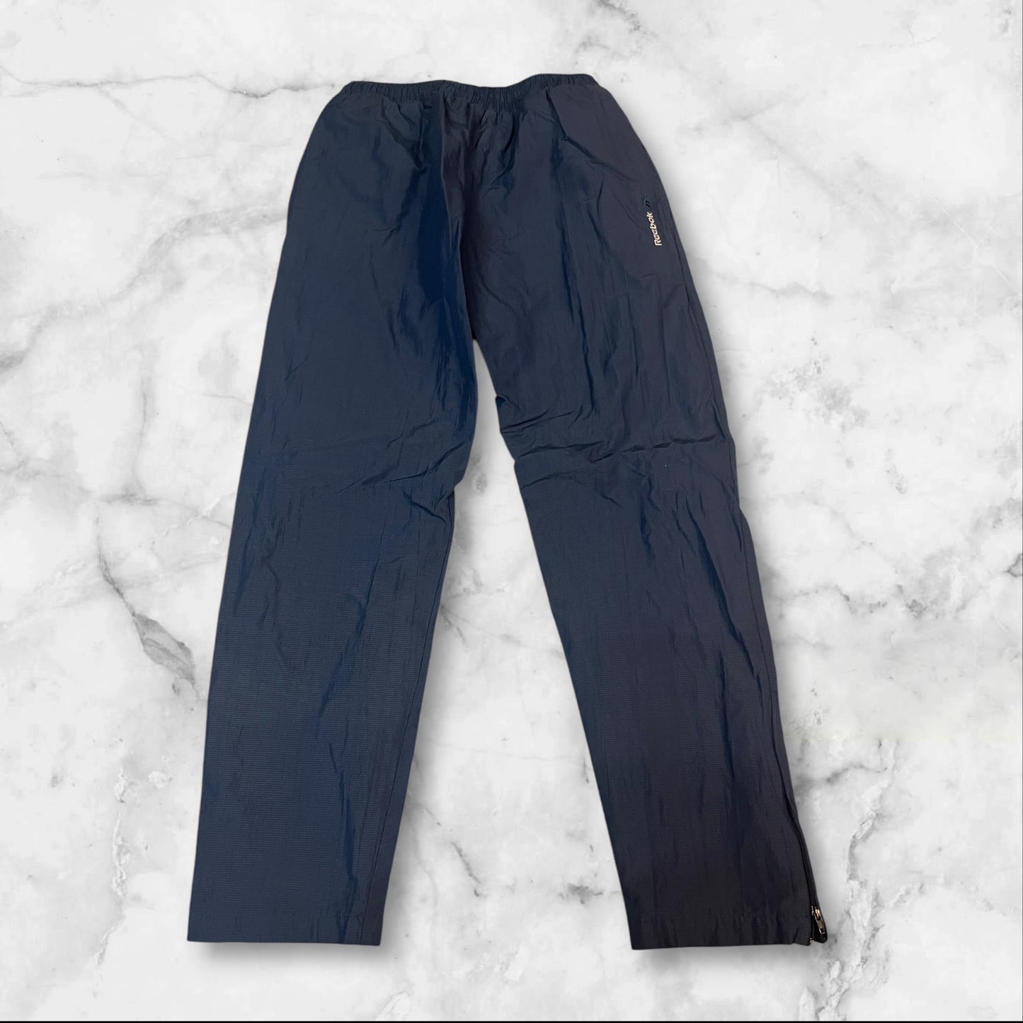 Entdecke unsere Vintage Track Pants von Nike und anderen Marken, erhältlich bei Valuxery.de - Dein Shop für trendige Vintage - Kleidung. Unsere Track Pants sind aus hochwertigen Materialien und