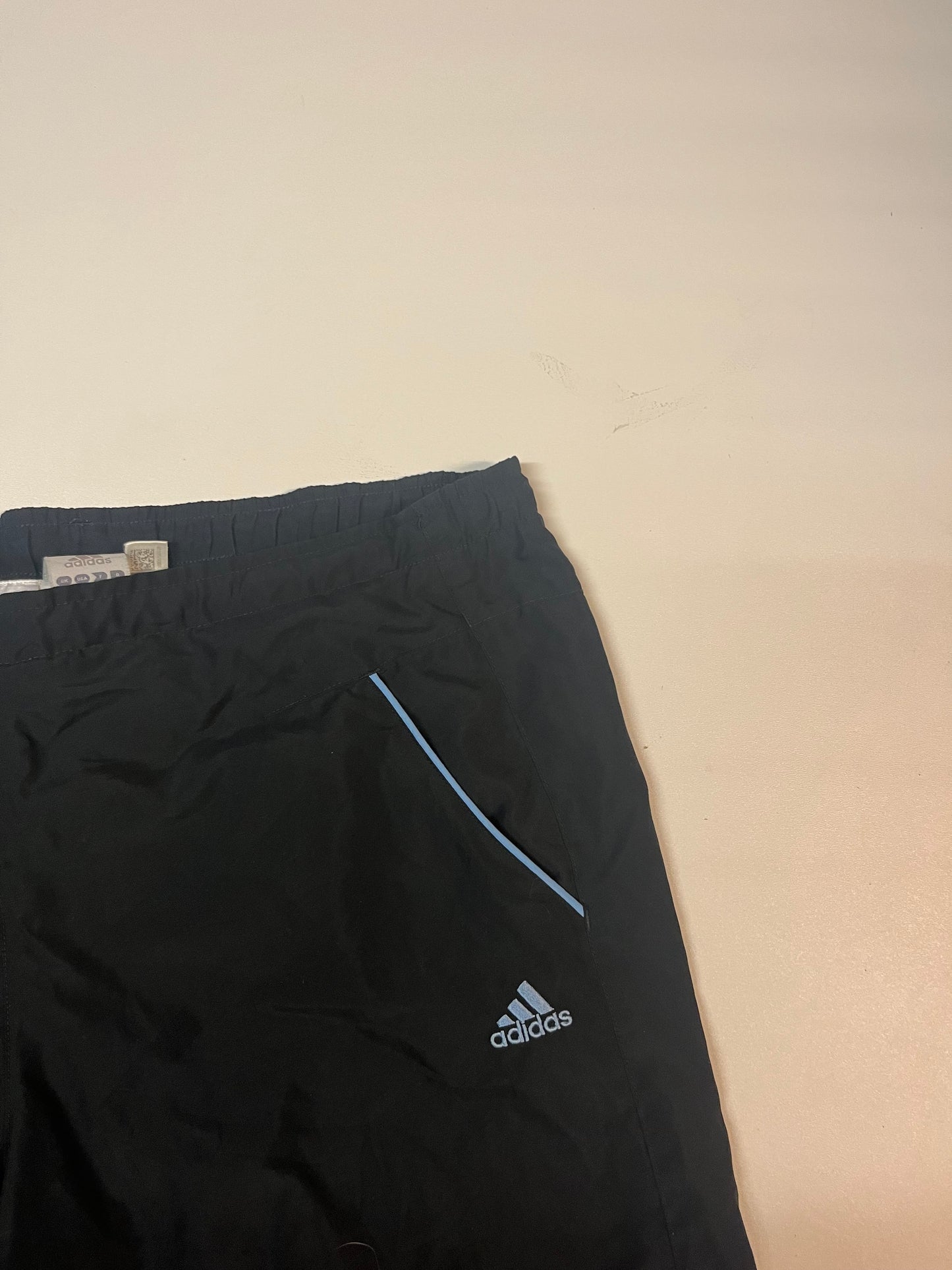 Entdecke unsere Vintage Track Pants von Nike und anderen Marken, erhältlich bei Valuxery.de - Dein Shop für trendige Vintage - Kleidung. Unsere Track Pants sind aus hochwertigen Materialien und