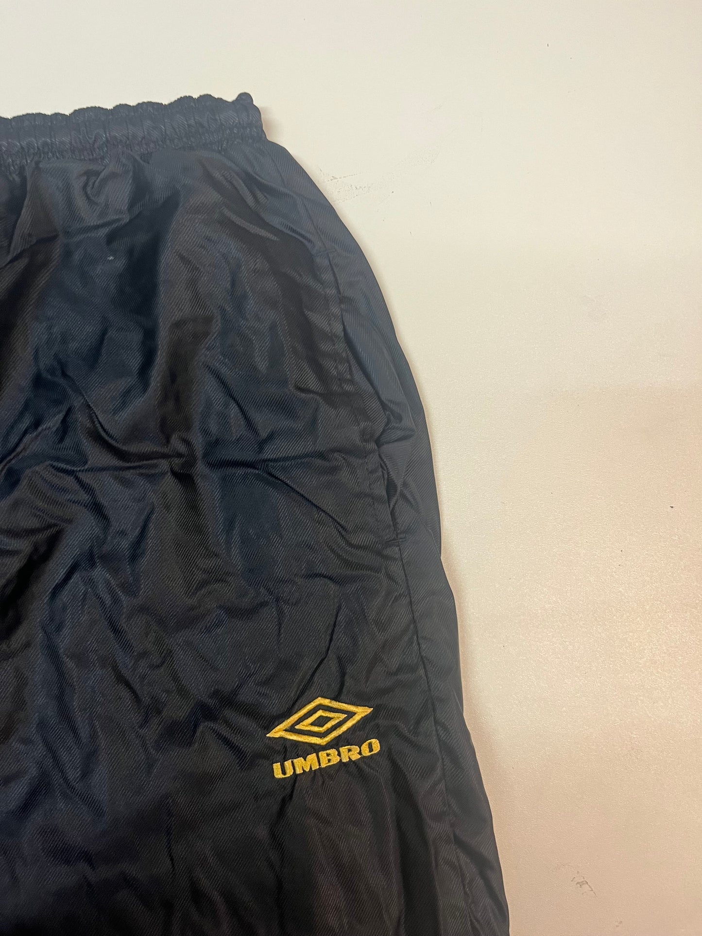 Entdecke unsere Vintage Track Pants von Nike und anderen Marken, erhältlich bei Valuxery.de - Dein Shop für trendige Vintage - Kleidung. Unsere Track Pants sind aus hochwertigen Materialien und