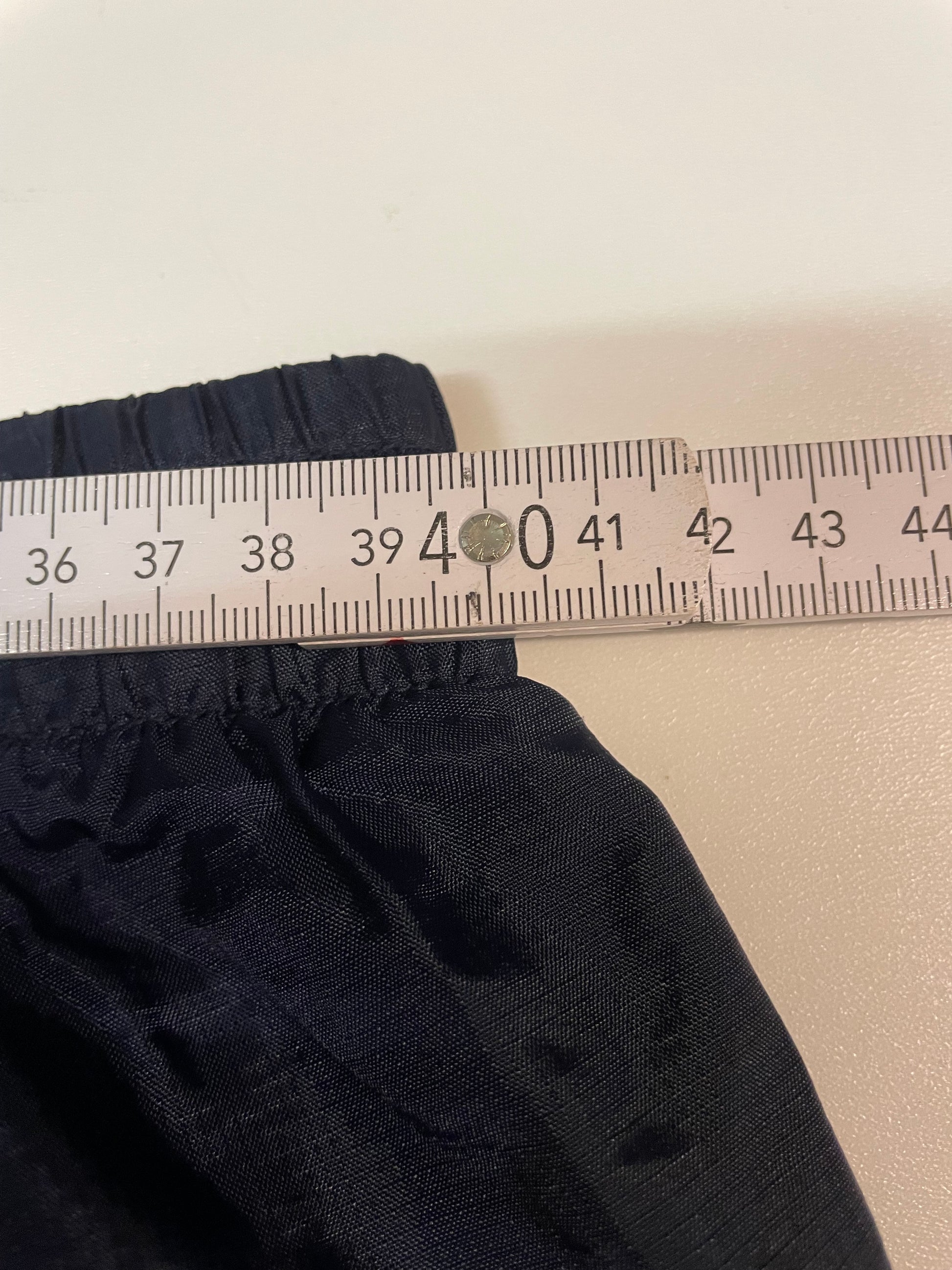 Entdecke unsere Vintage Track Pants von Nike und anderen Marken, erhältlich bei Valuxery.de - Dein Shop für trendige Vintage - Kleidung. Unsere Track Pants sind aus hochwertigen Materialien und