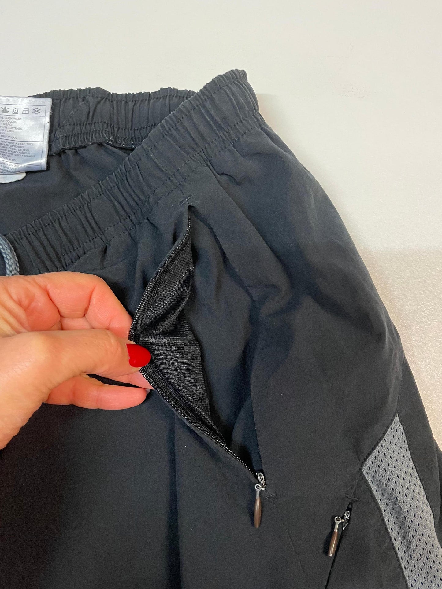 Entdecke unsere Vintage Track Pants von Nike und anderen Marken, erhältlich bei Valuxery.de - Dein Shop für trendige Vintage - Kleidung. Unsere Track Pants sind aus hochwertigen Materialien und