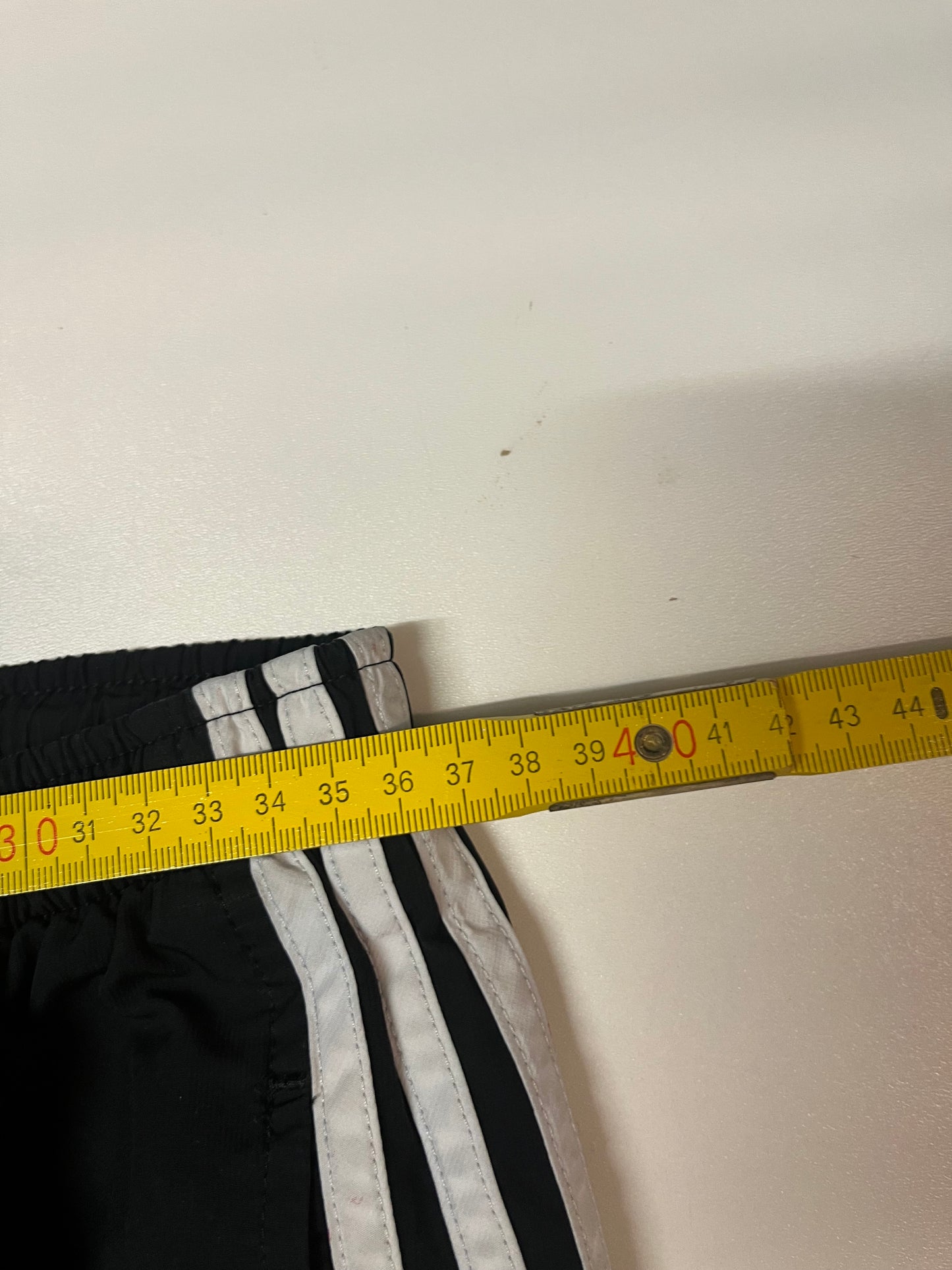 Entdecke unsere Vintage Track Pants von Nike und anderen Marken, erhältlich bei Valuxery.de - Dein Shop für trendige Vintage - Kleidung. Unsere Track Pants sind aus hochwertigen Materialien und