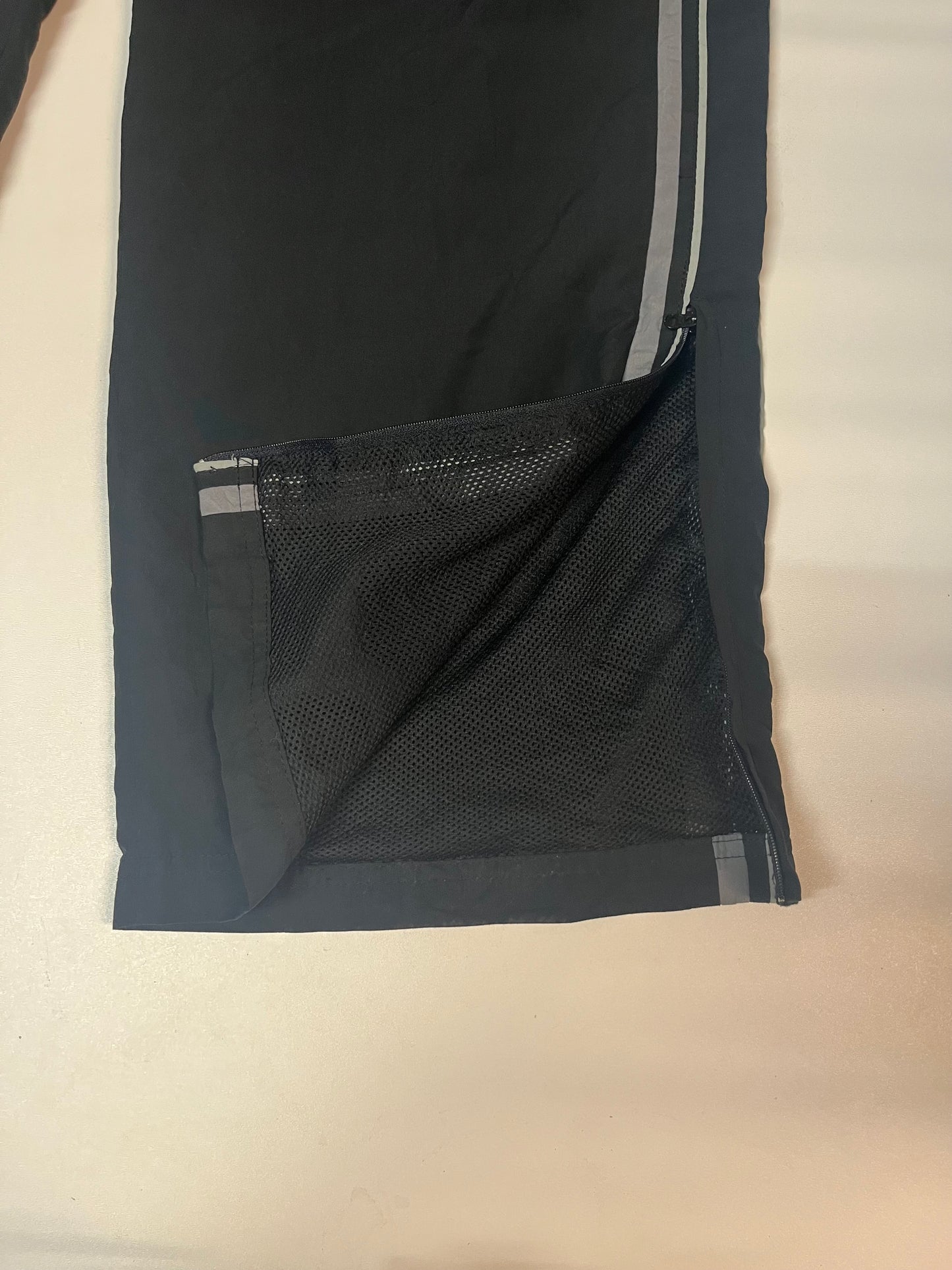Entdecke unsere Vintage Track Pants von Nike und anderen Marken, erhältlich bei Valuxery.de - Dein Shop für trendige Vintage - Kleidung. Unsere Track Pants sind aus hochwertigen Materialien und