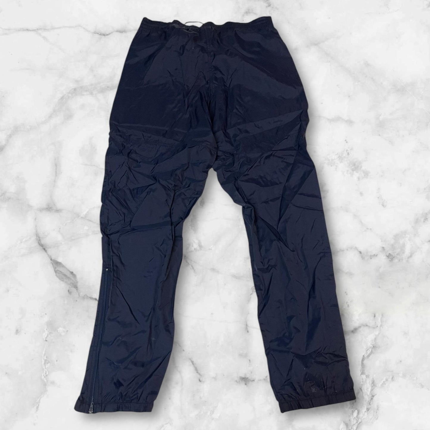 Entdecke unsere Vintage Track Pants von Nike und anderen Marken, erhältlich bei Valuxery.de - Dein Shop für trendige Vintage - Kleidung. Unsere Track Pants sind aus hochwertigen Materialien und