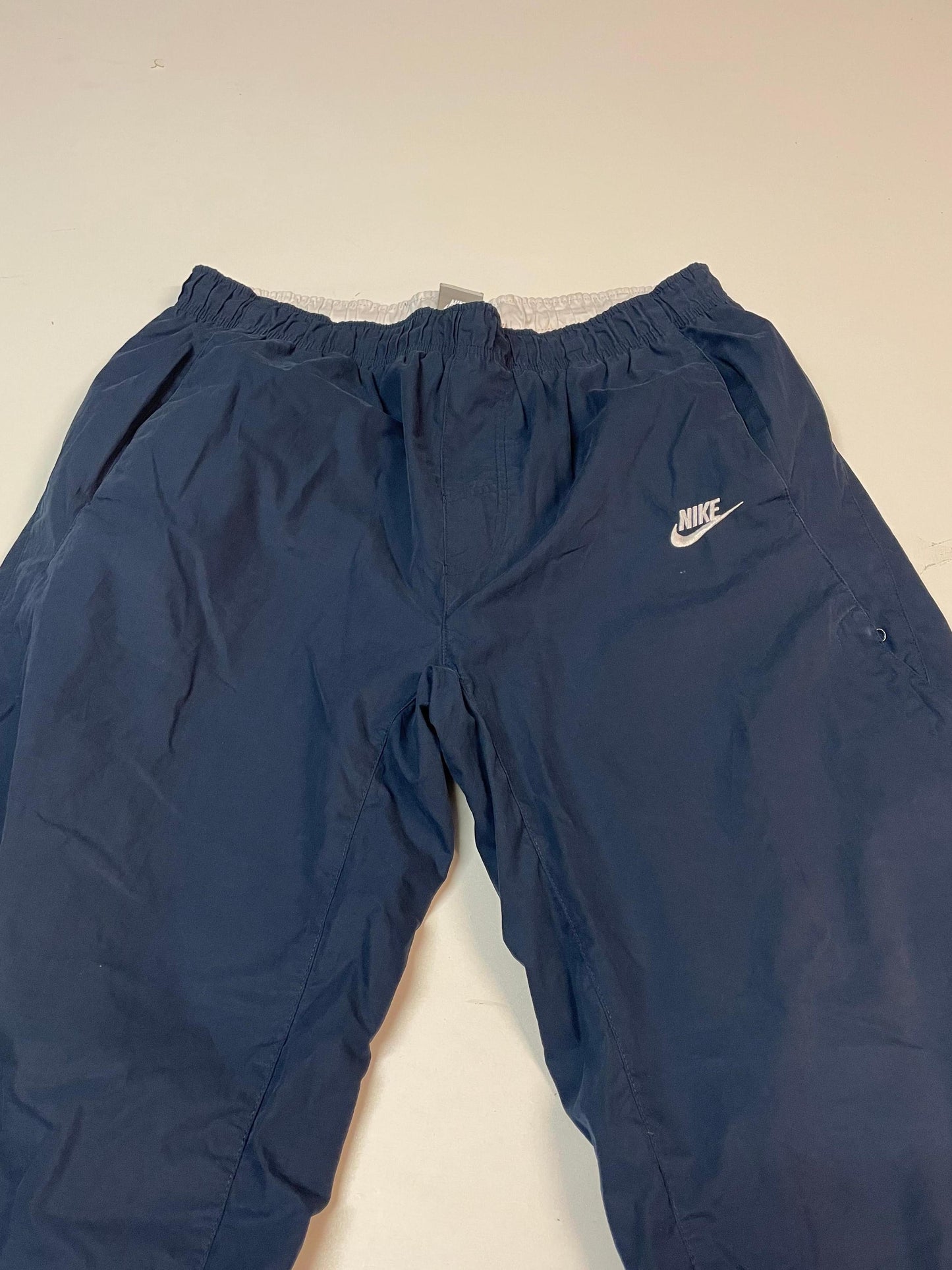 Entdecke unsere Vintage Track Pants von Nike und anderen Marken, erhältlich bei Valuxery.de - Dein Shop für trendige Vintage - Kleidung. Unsere Track Pants sind aus hochwertigen Materialien und