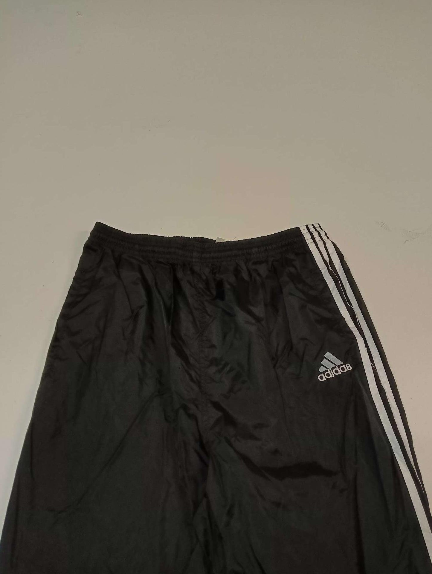 Entdecke unsere Vintage Track Pants von Nike und anderen Marken, erhältlich bei Valuxery.de - Dein Shop für trendige Vintage - Kleidung. Unsere Track Pants sind aus hochwertigen Materialien und