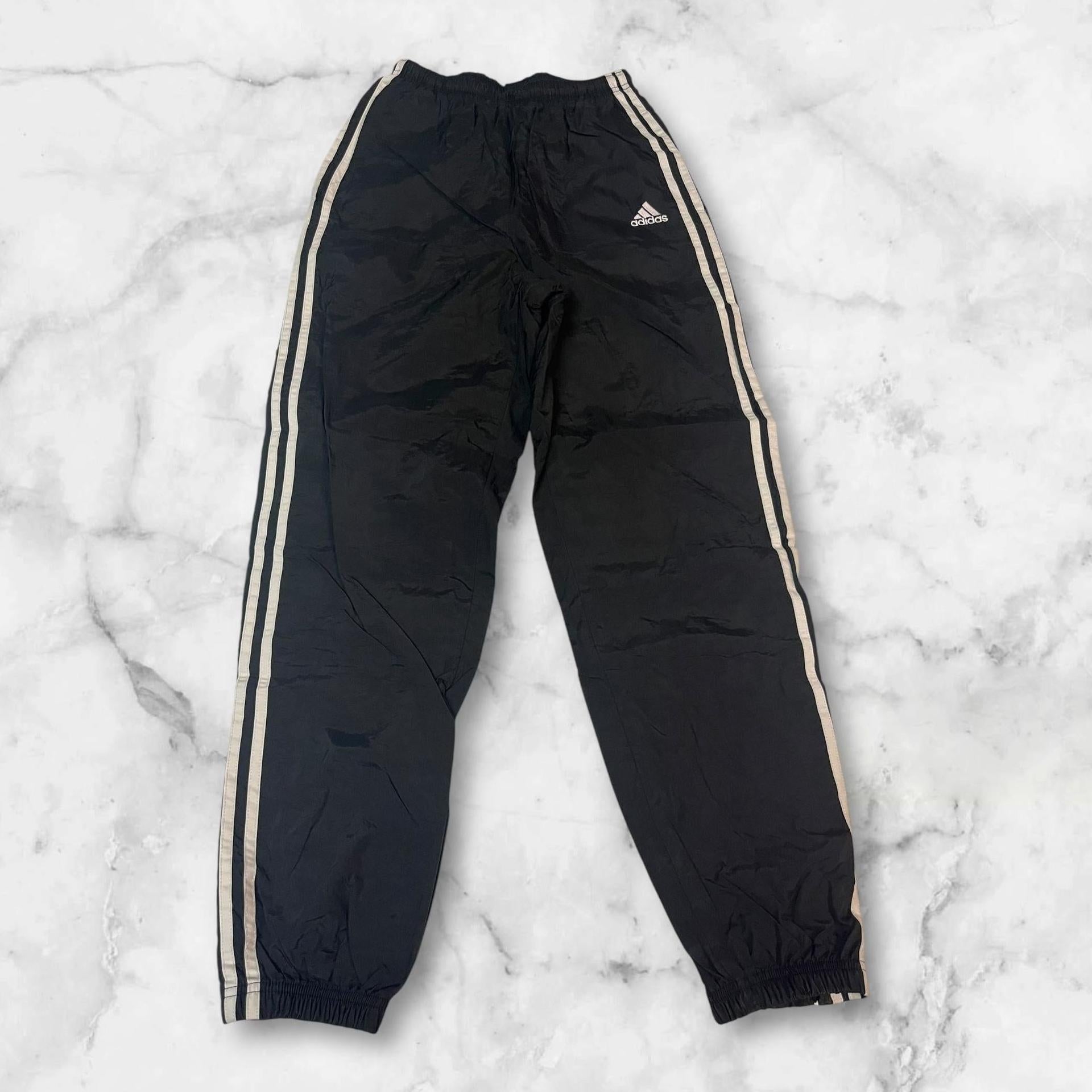 Entdecke unsere Vintage Track Pants von Nike und anderen Marken, erhältlich bei Valuxery.de - Dein Shop für trendige Vintage - Kleidung. Unsere Track Pants sind aus hochwertigen Materialien und