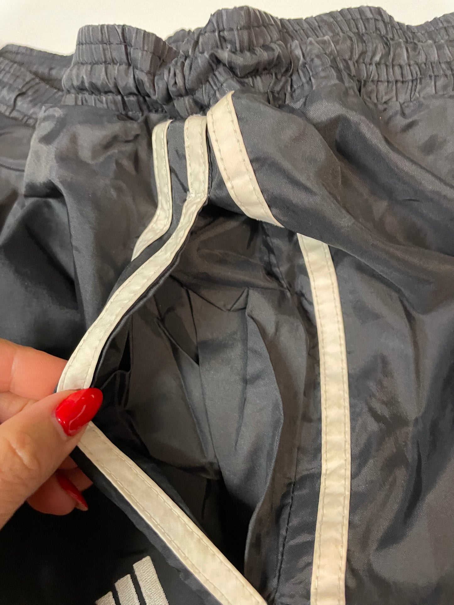 Entdecke unsere Vintage Track Pants von Nike und anderen Marken, erhältlich bei Valuxery.de - Dein Shop für trendige Vintage - Kleidung. Unsere Track Pants sind aus hochwertigen Materialien und